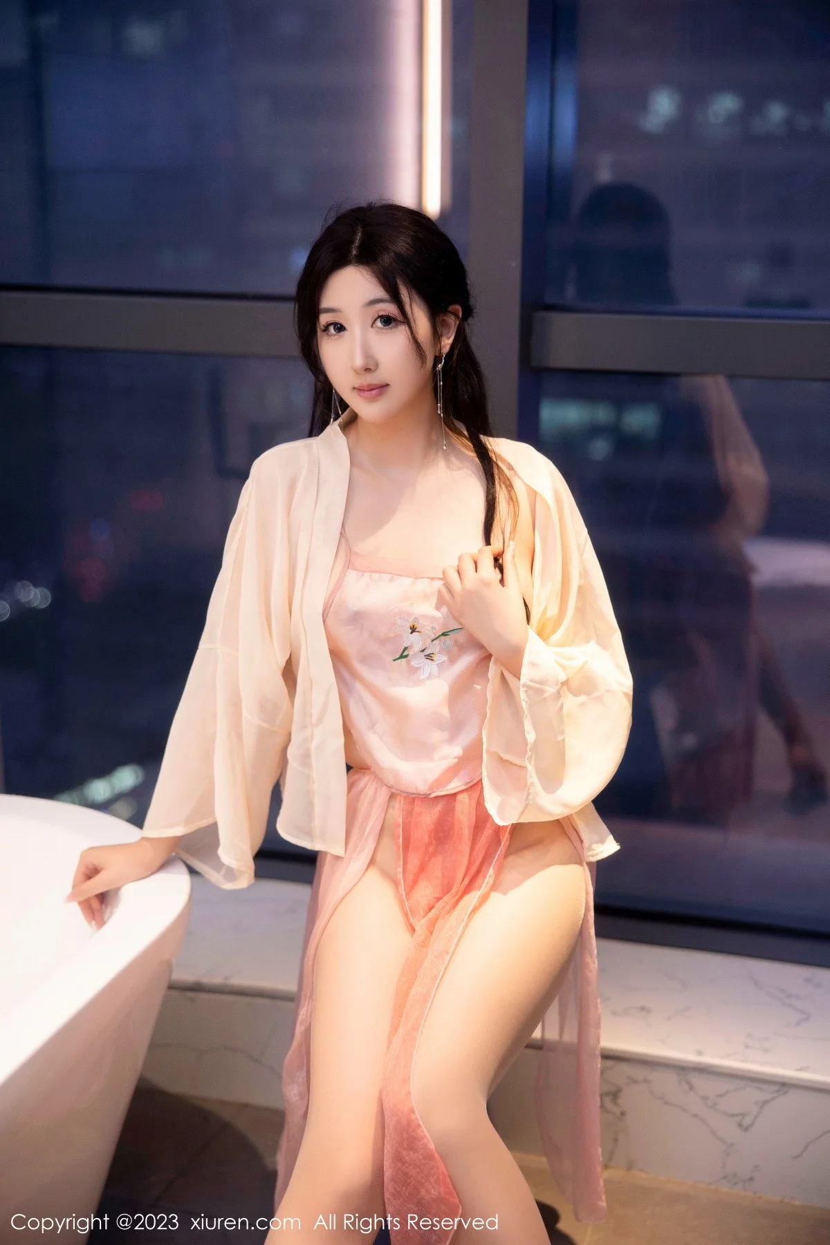 XiuRen第6262期_模特江真真浴室场景橙色古装服饰秀圆润丰腴身材惹火诱惑写真70P