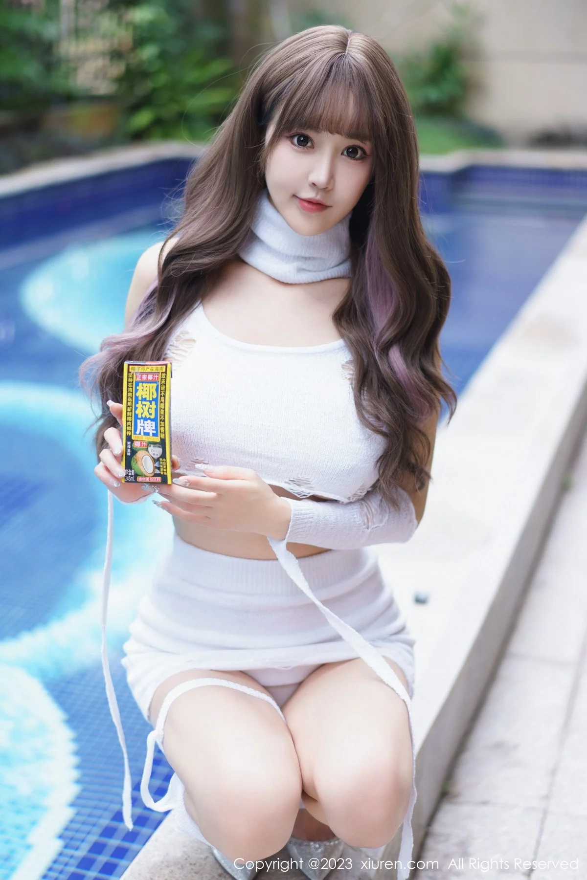 XiuRen第6261期_女神朱可儿Flora白色短款上衣配短裙秀雪峰美臀丰满诱惑写真80P