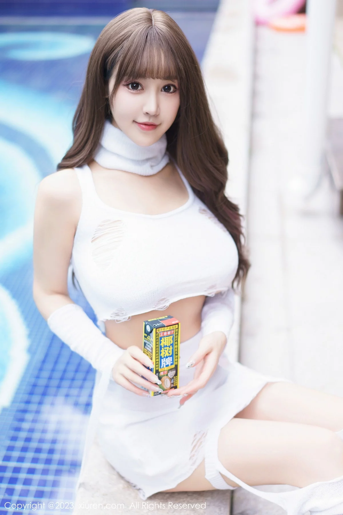 XiuRen第6261期_女神朱可儿Flora白色短款上衣配短裙秀雪峰美臀丰满诱惑写真80P