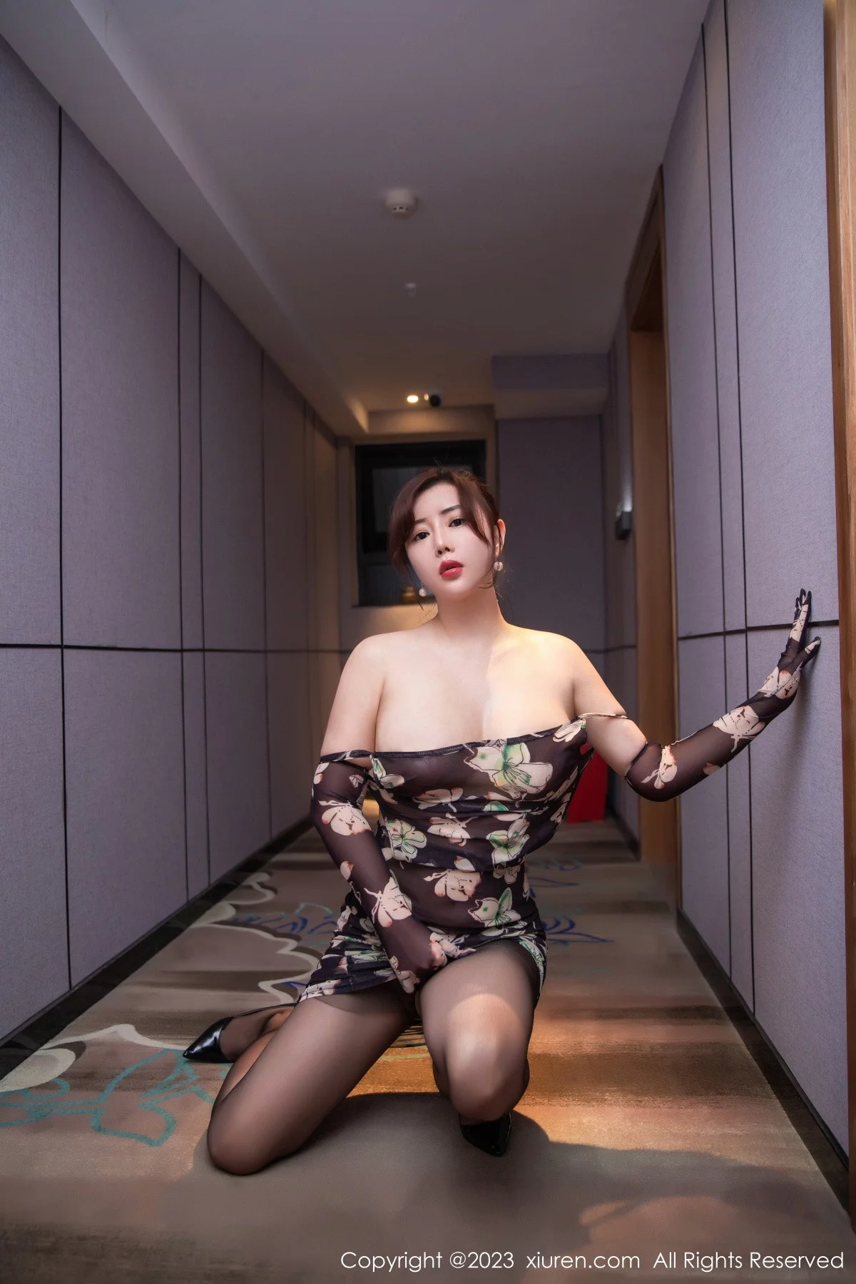 XiuRen第6265期_模特王婉悠Queen性感深褐色连衣长裙真空秀惹火身材诱惑写真50P