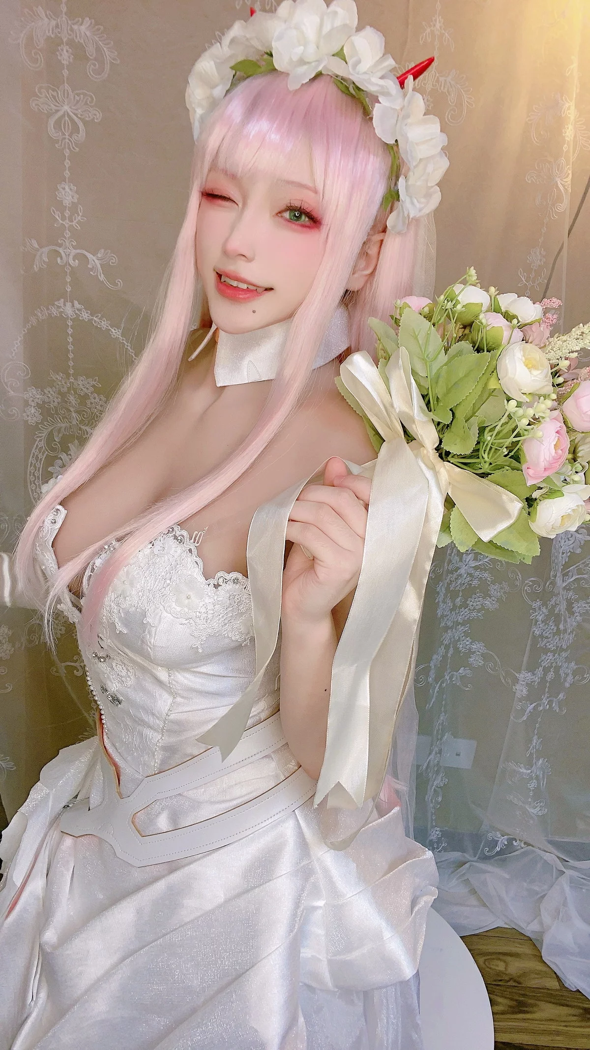 网络美女起司块ii自拍1主题性感白色低胸婚纱+红色连衣裙秀完美身材诱惑写真40P