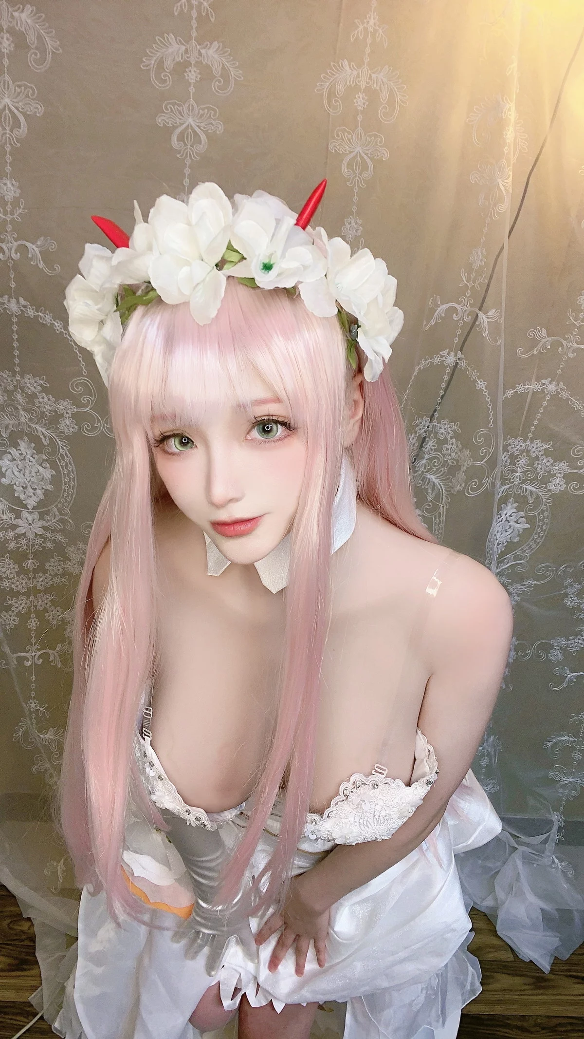 网络美女起司块ii自拍1主题性感白色低胸婚纱+红色连衣裙秀完美身材诱惑写真40P