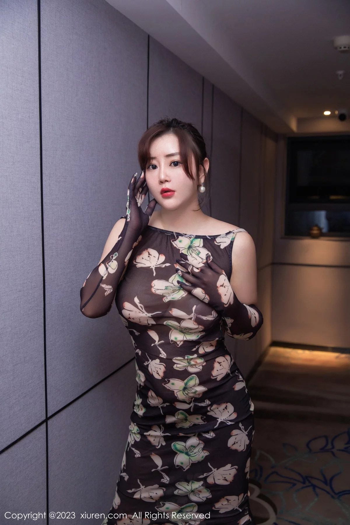 XiuRen第6265期_模特王婉悠Queen性感深褐色连衣长裙真空秀惹火身材诱惑写真50P