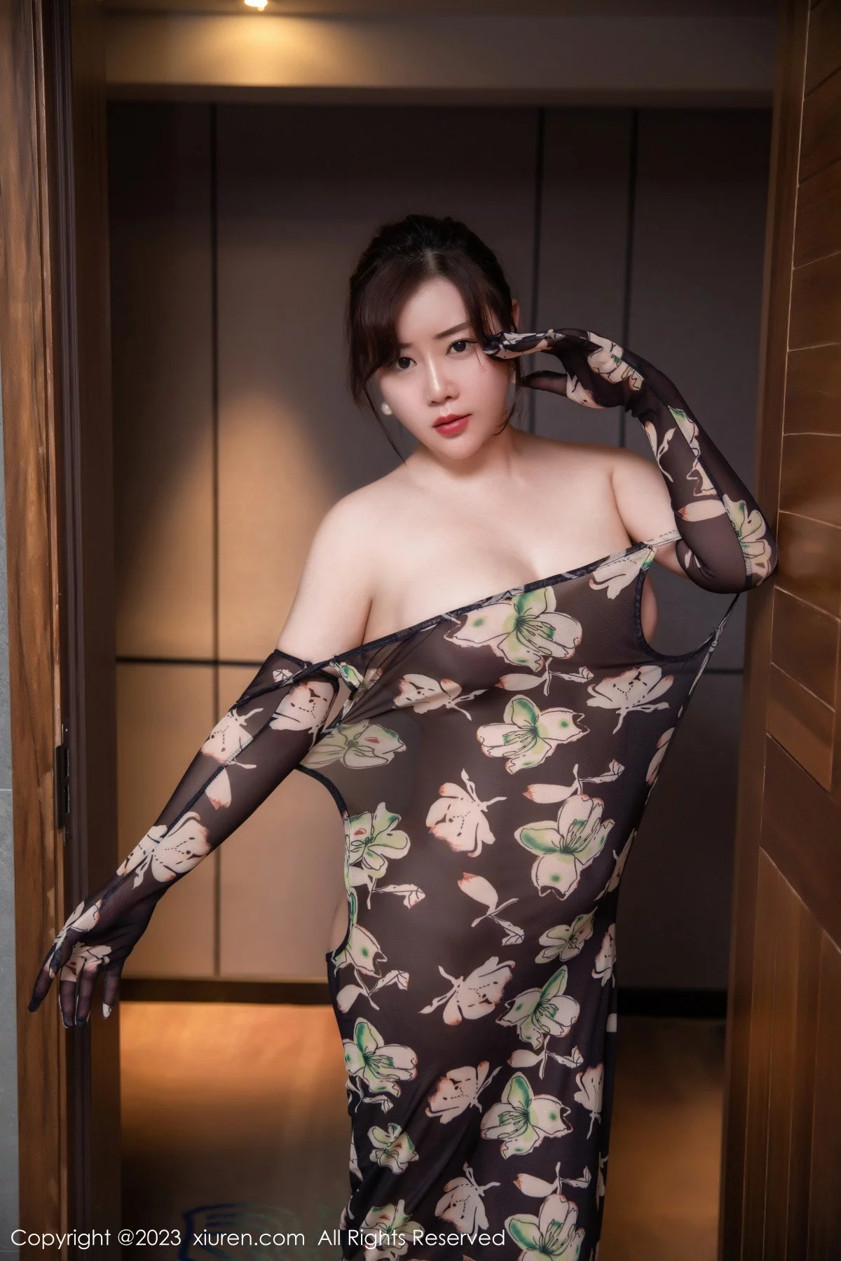 XiuRen第6265期_模特王婉悠Queen性感深褐色连衣长裙真空秀惹火身材诱惑写真50P