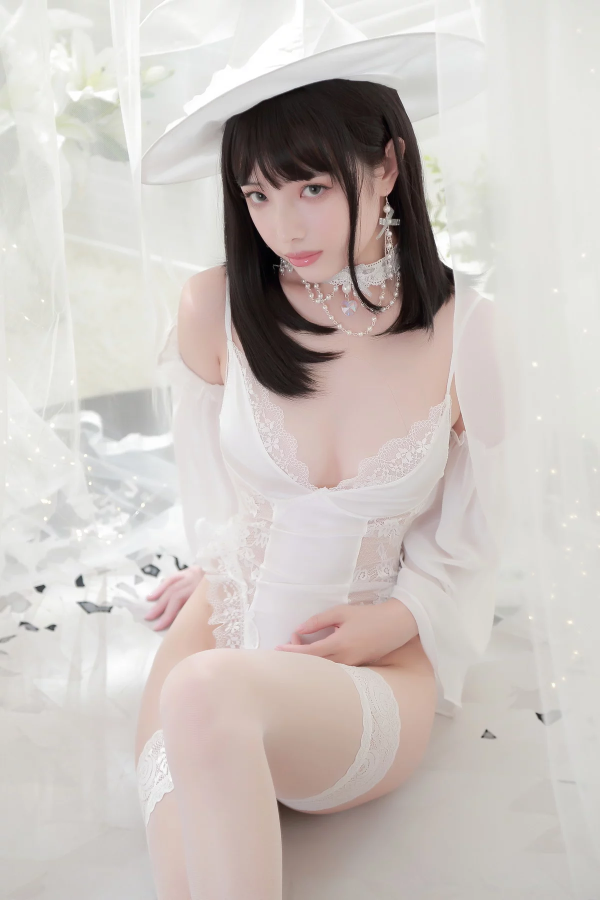 动漫博主雯妹不讲道理白女巫主题性感白色连体蕾丝内衣秀丰满身材诱惑写真34P