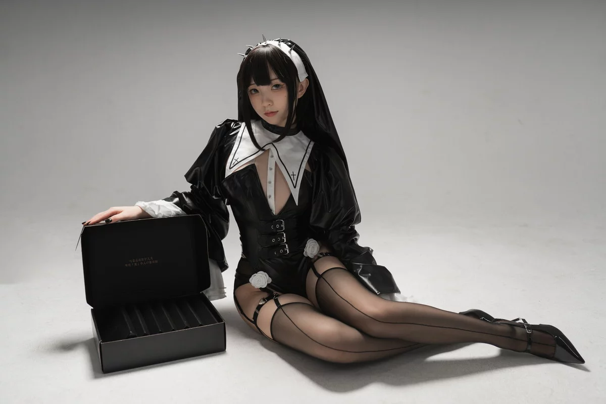 网络美女花铃杀戮修女主题性感黑色皮质修女服饰配黑丝吊袜秀美腿诱惑写真89P