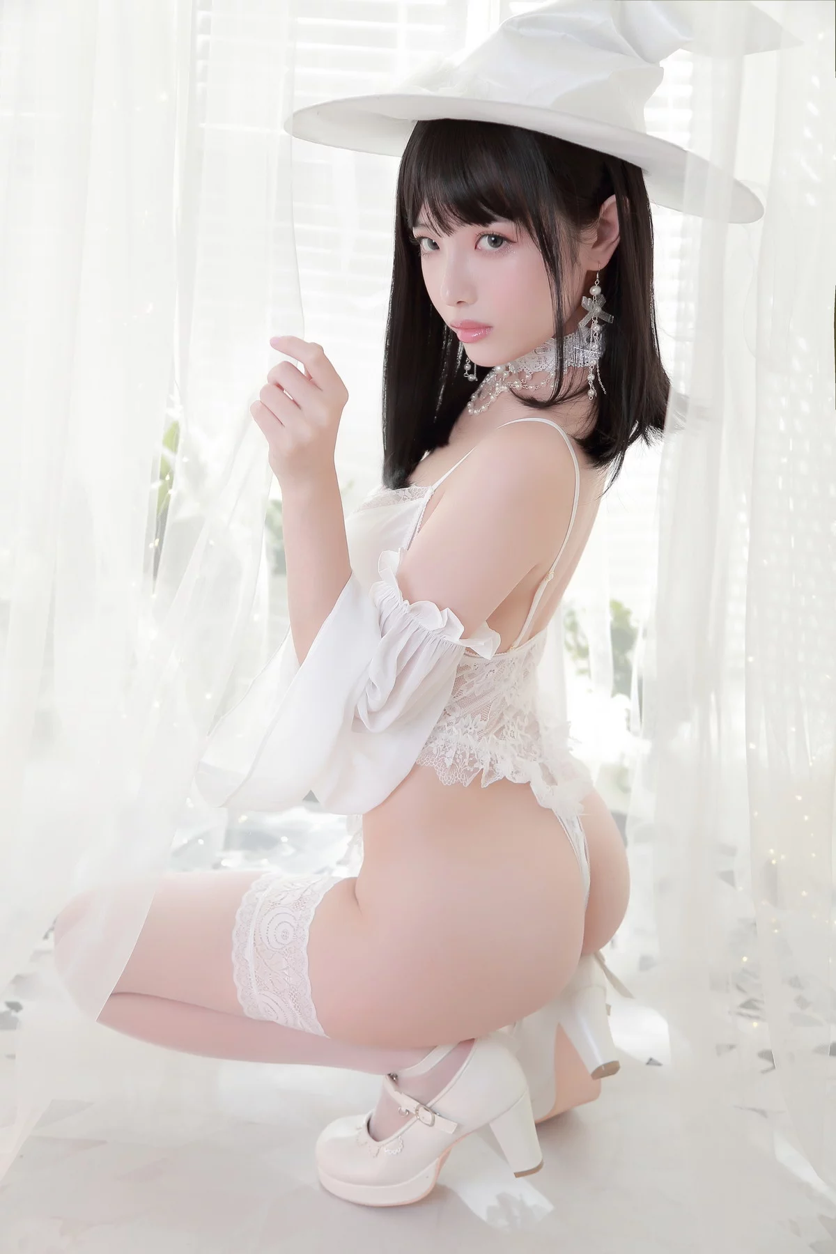 动漫博主雯妹不讲道理白女巫主题性感白色连体蕾丝内衣秀丰满身材诱惑写真34P