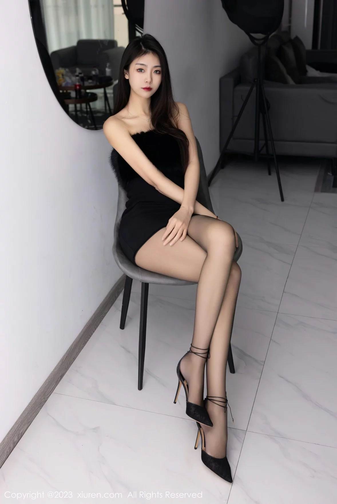 XiuRen第6275期_模特可乐Vicky黑色露肩连衣短裙配超薄黑丝秀苗条身材性感写真60P
