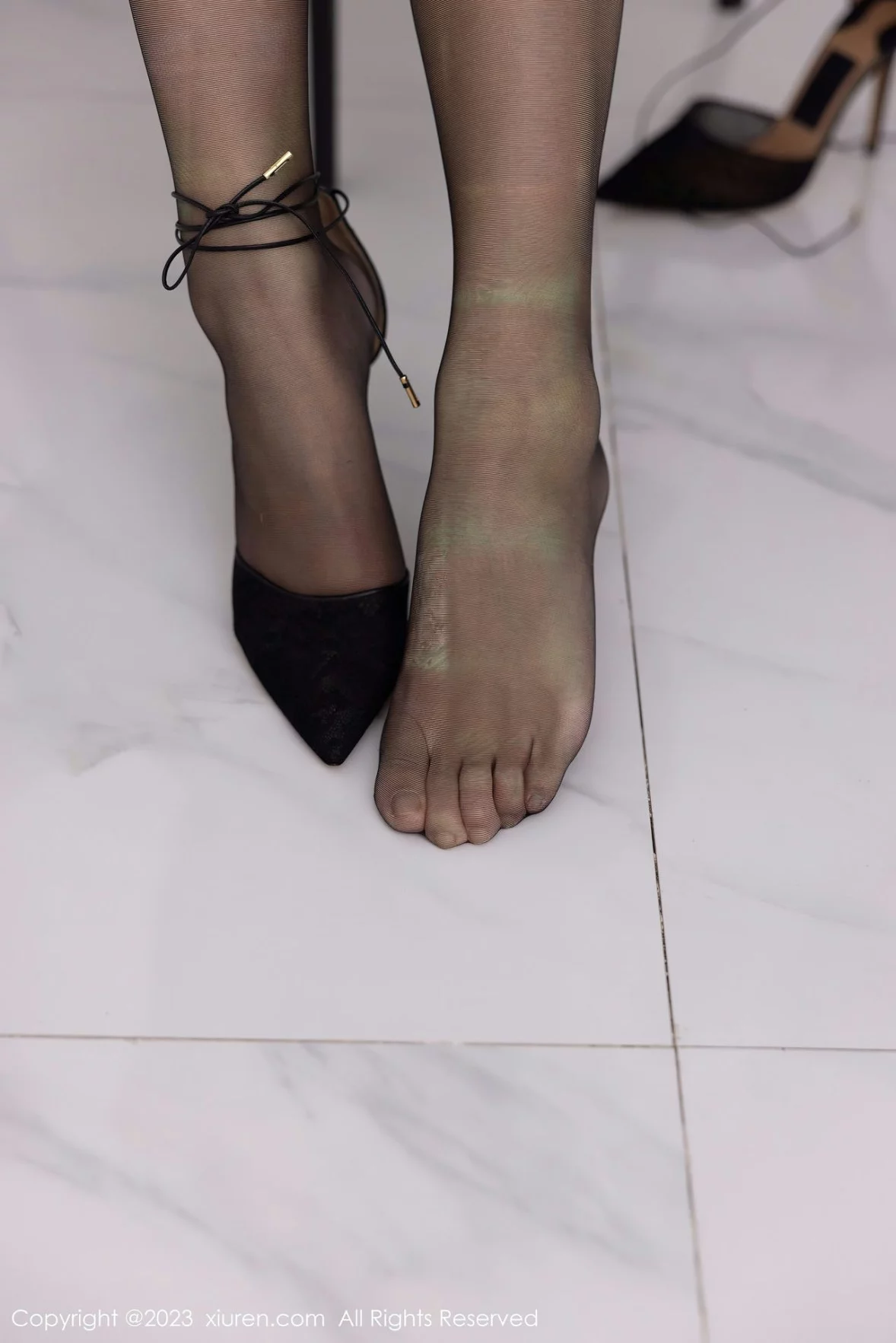 XiuRen第6275期_模特可乐Vicky黑色露肩连衣短裙配超薄黑丝秀苗条身材性感写真60P