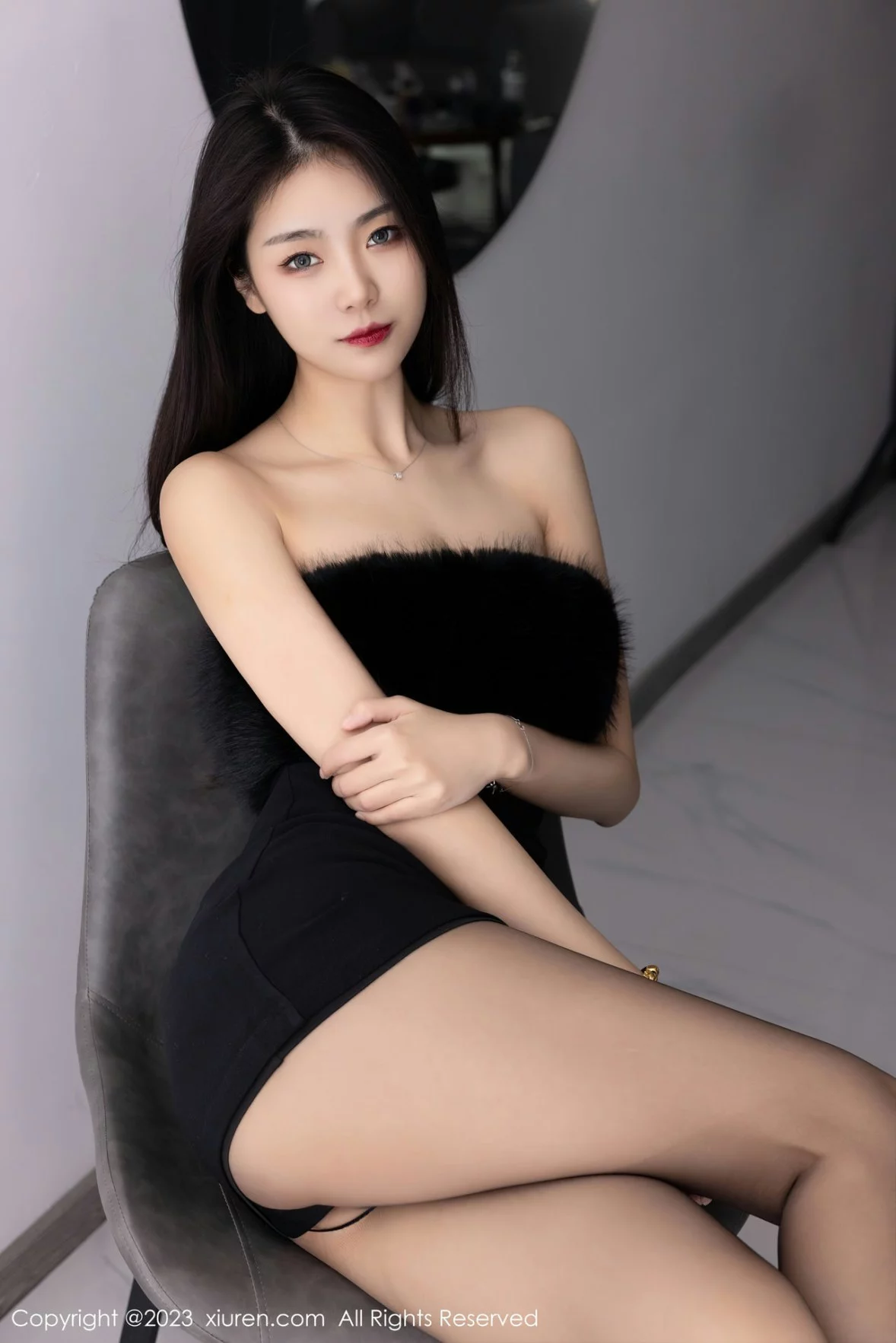 XiuRen第6275期_模特可乐Vicky黑色露肩连衣短裙配超薄黑丝秀苗条身材性感写真60P