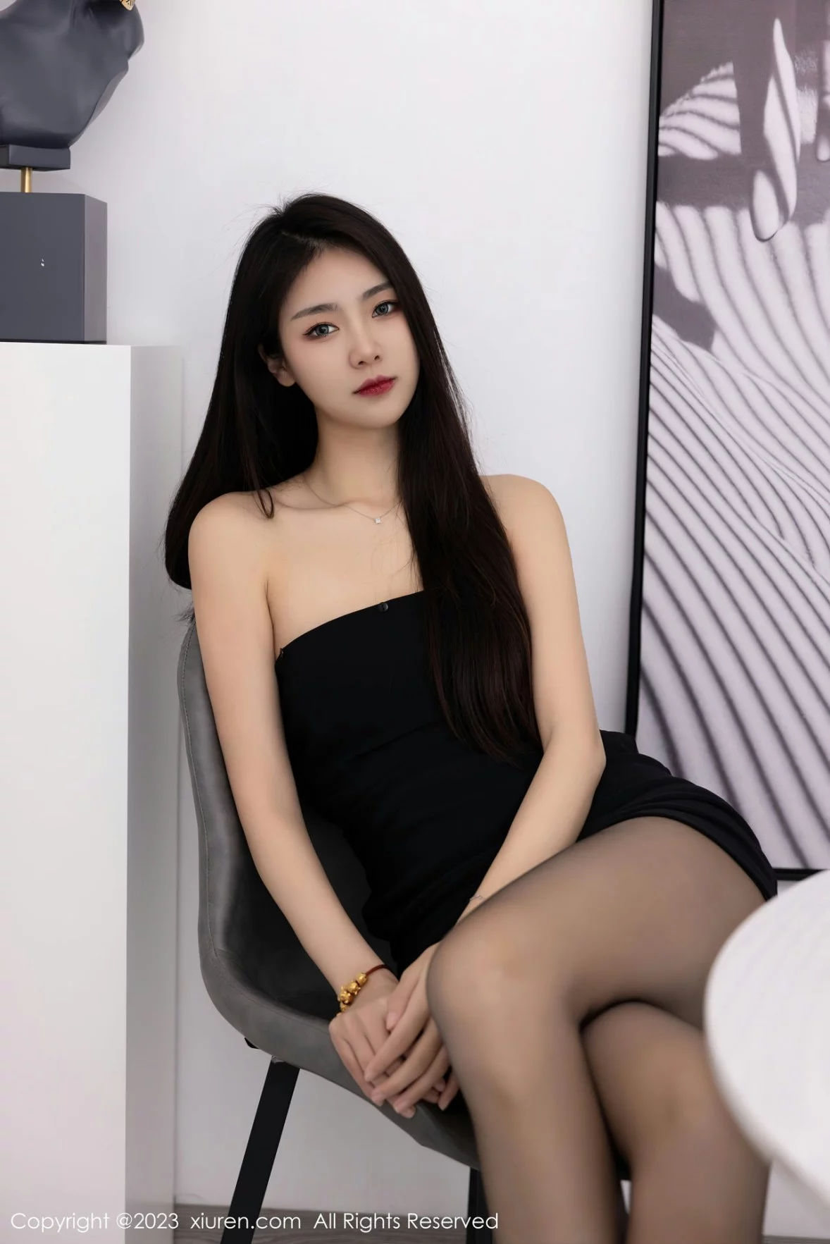 XiuRen第6275期_模特可乐Vicky黑色露肩连衣短裙配超薄黑丝秀苗条身材性感写真60P
