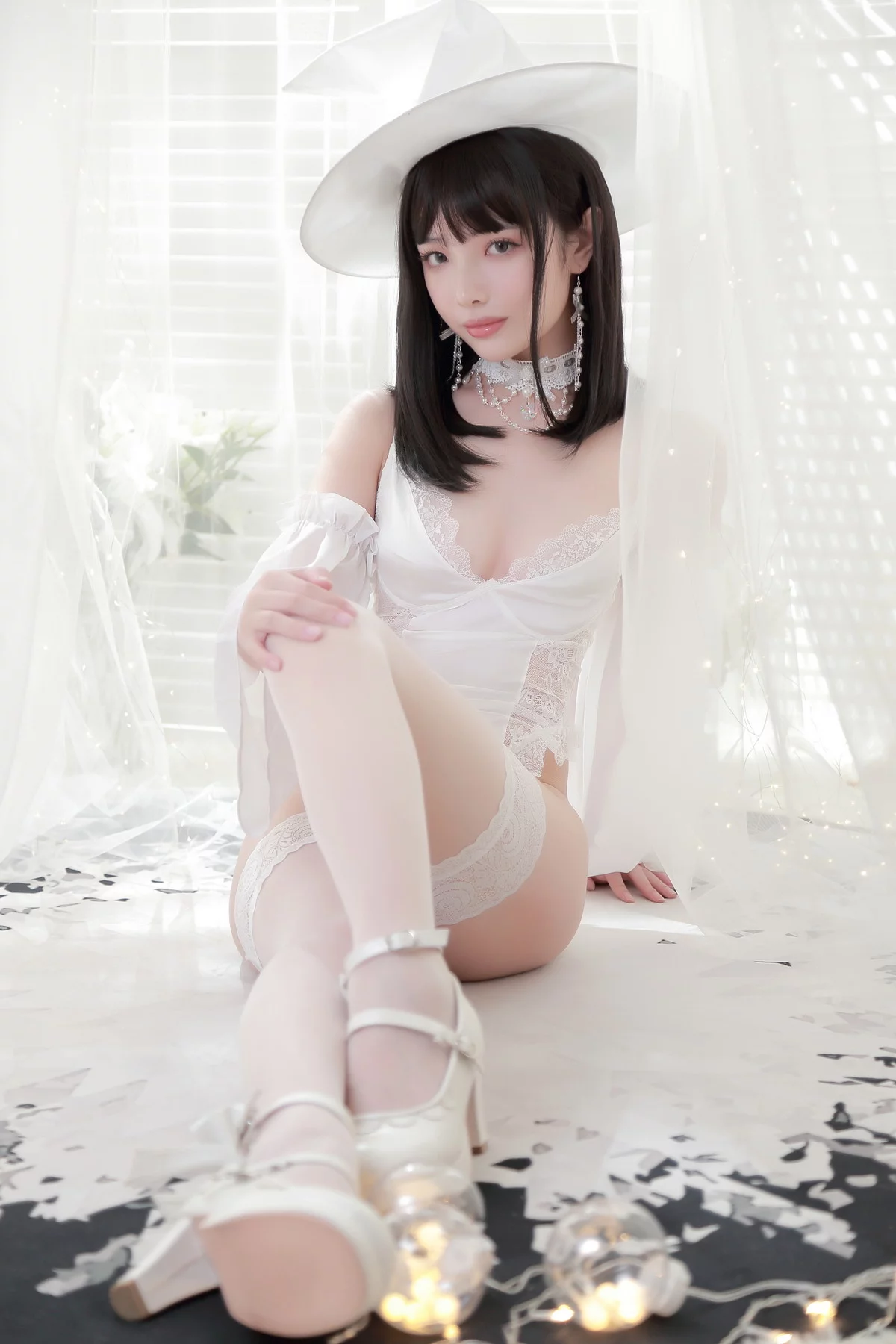 动漫博主雯妹不讲道理白女巫主题性感白色连体蕾丝内衣秀丰满身材诱惑写真34P