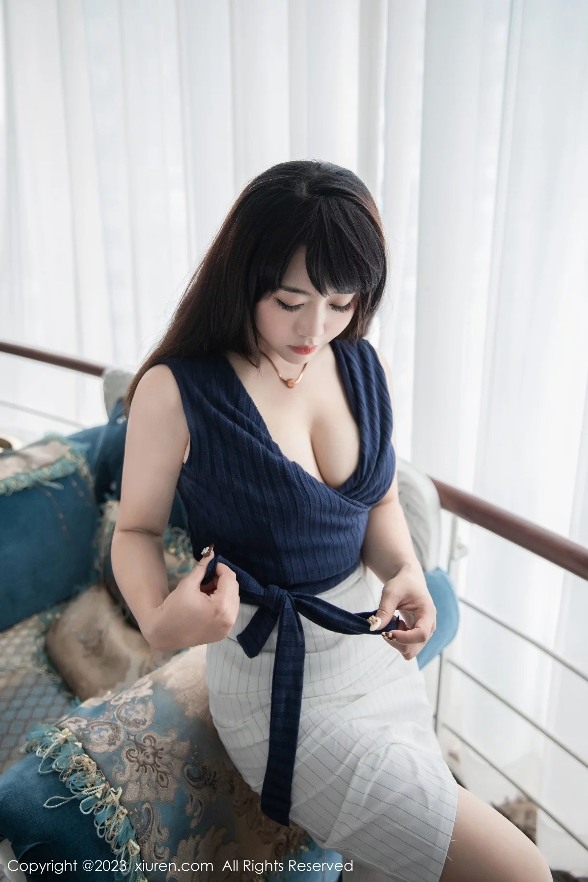 XiuRen第6272期_模特严利娅Yuliya蓝色上衣配白短裙露蓝色内衣超薄肉丝诱惑写真63P
