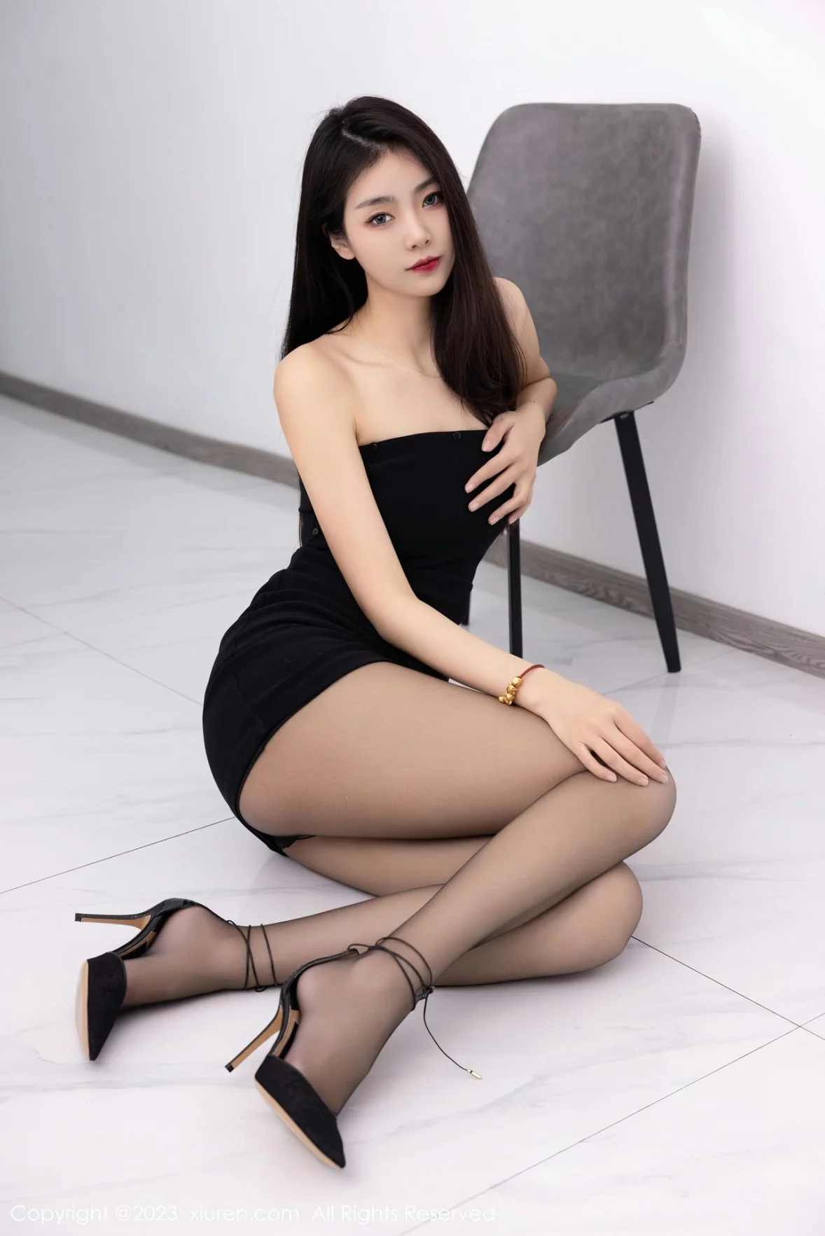 XiuRen第6275期_模特可乐Vicky黑色露肩连衣短裙配超薄黑丝秀苗条身材性感写真60P