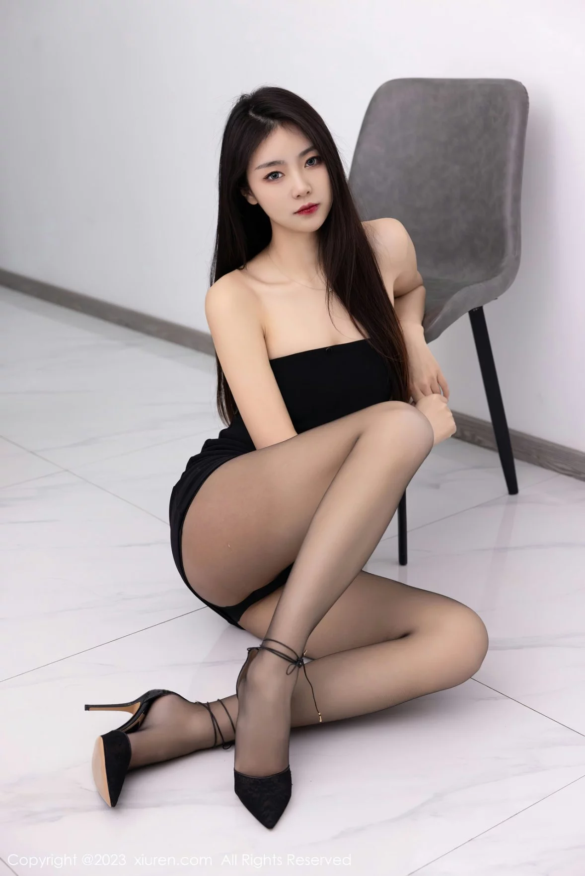 XiuRen第6275期_模特可乐Vicky黑色露肩连衣短裙配超薄黑丝秀苗条身材性感写真60P