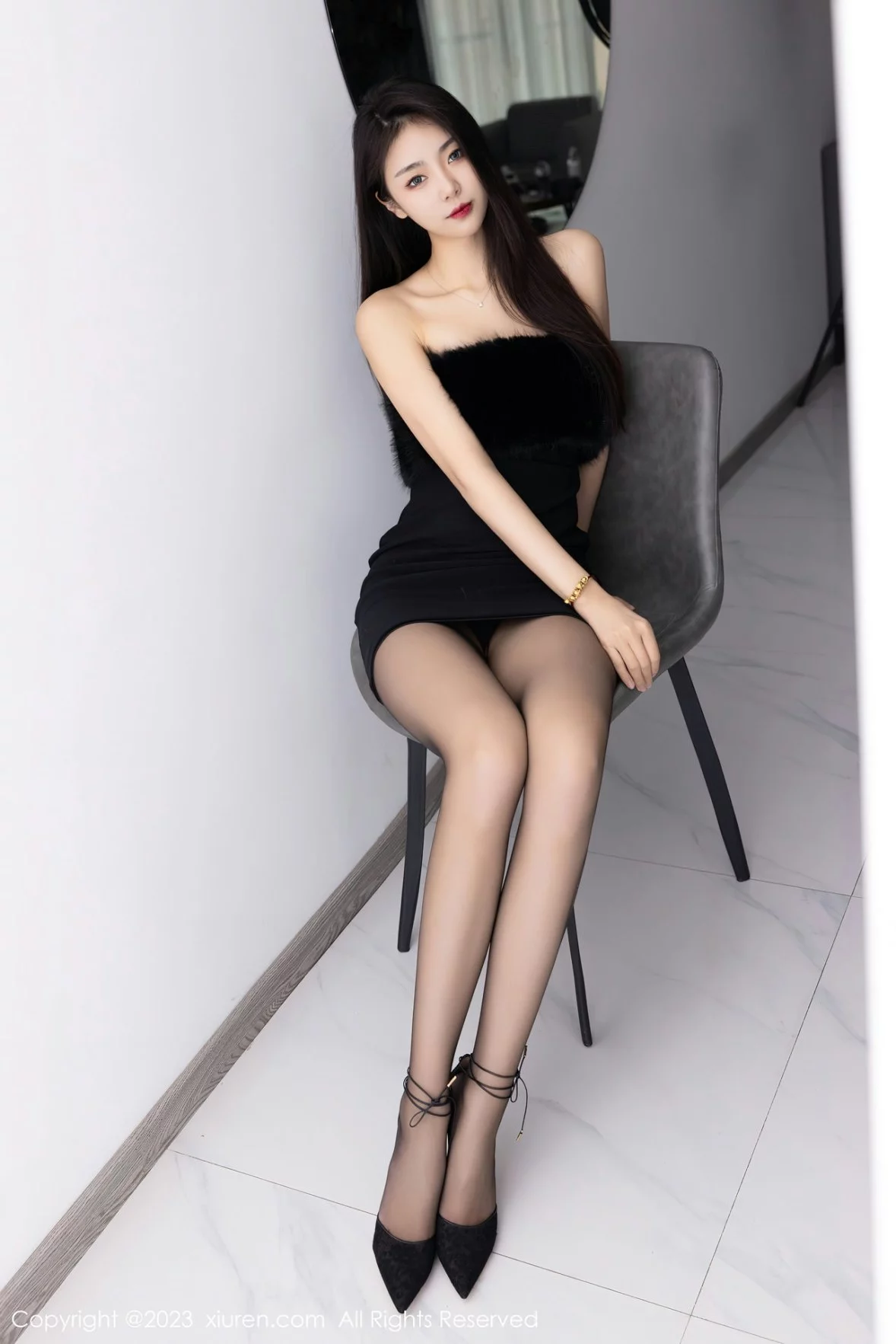 XiuRen第6275期_模特可乐Vicky黑色露肩连衣短裙配超薄黑丝秀苗条身材性感写真60P