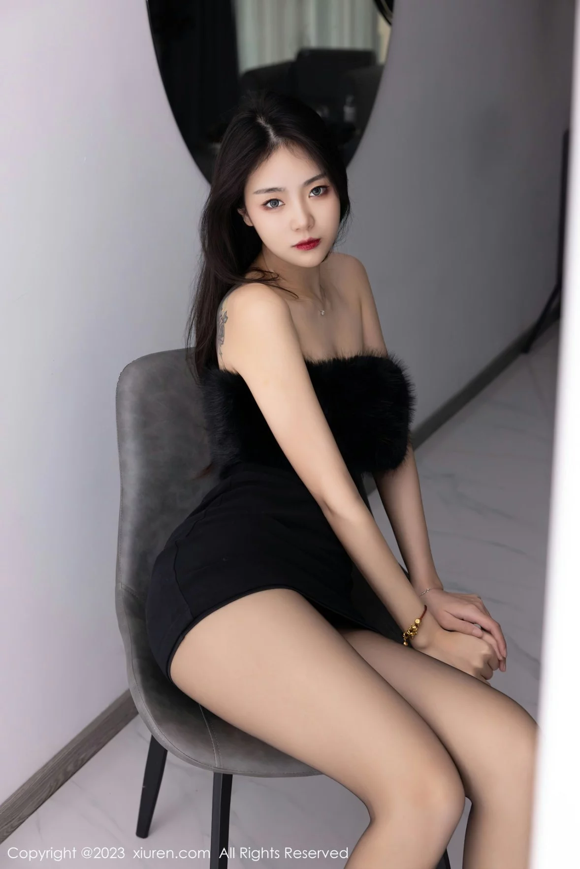 XiuRen第6275期_模特可乐Vicky黑色露肩连衣短裙配超薄黑丝秀苗条身材性感写真60P