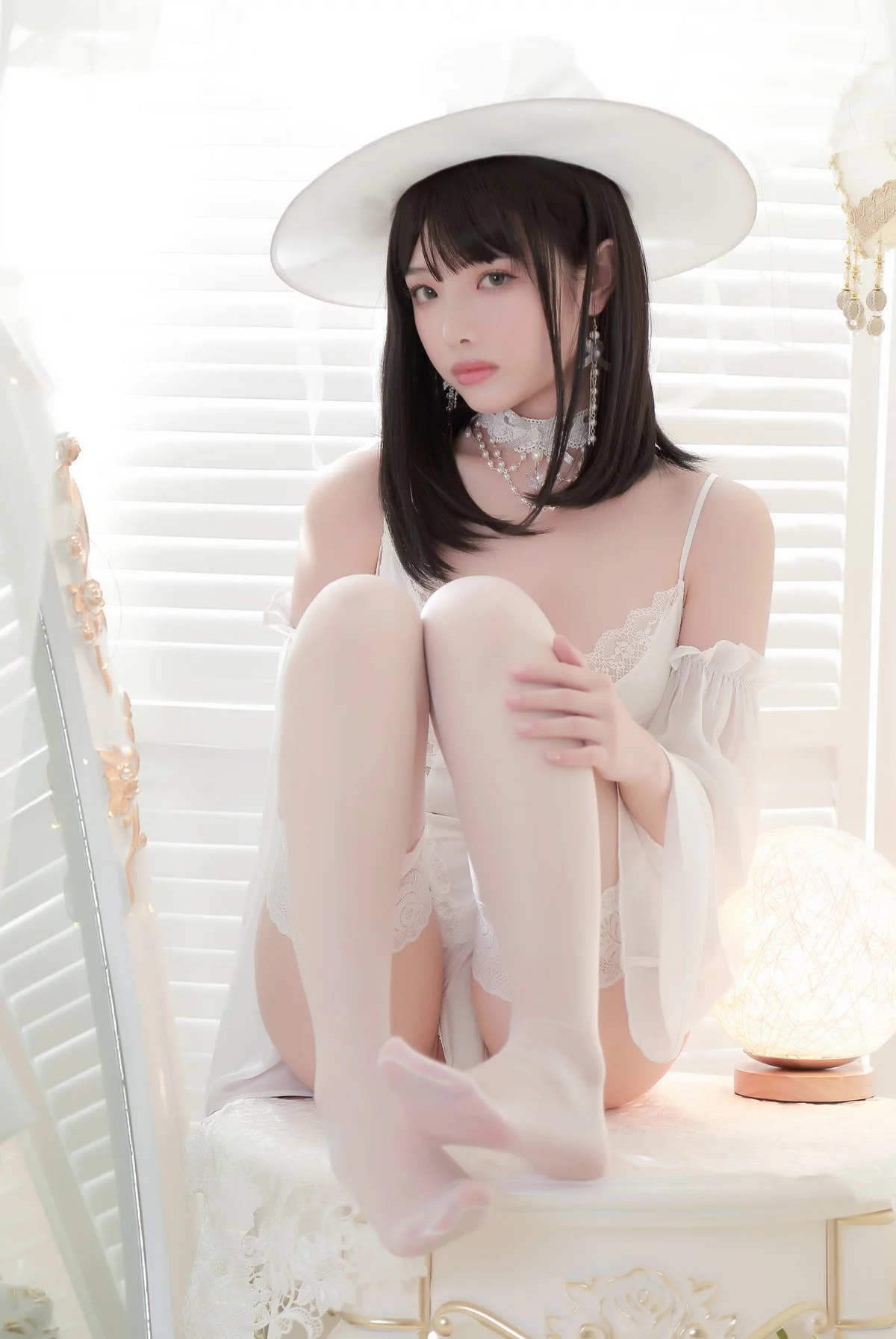 动漫博主雯妹不讲道理白女巫主题性感白色连体蕾丝内衣秀丰满身材诱惑写真34P