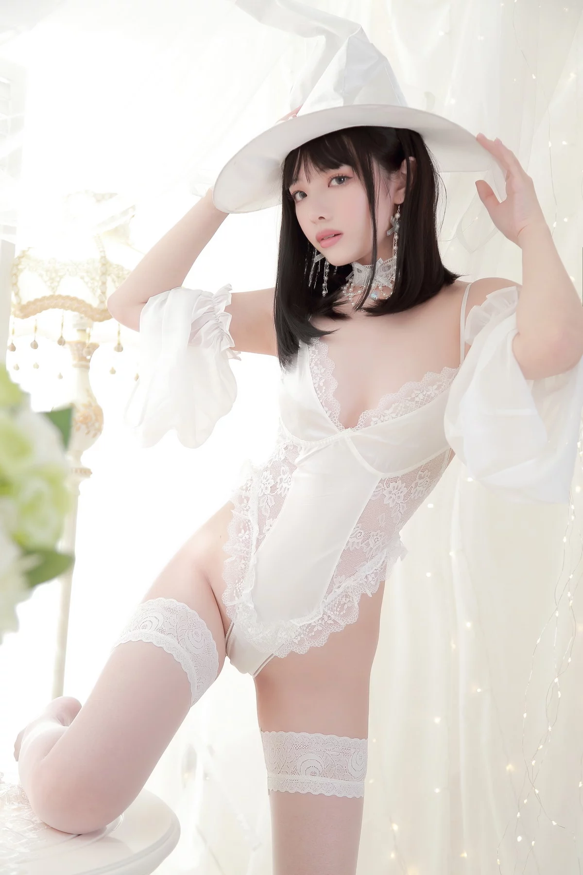 动漫博主雯妹不讲道理白女巫主题性感白色连体蕾丝内衣秀丰满身材诱惑写真34P