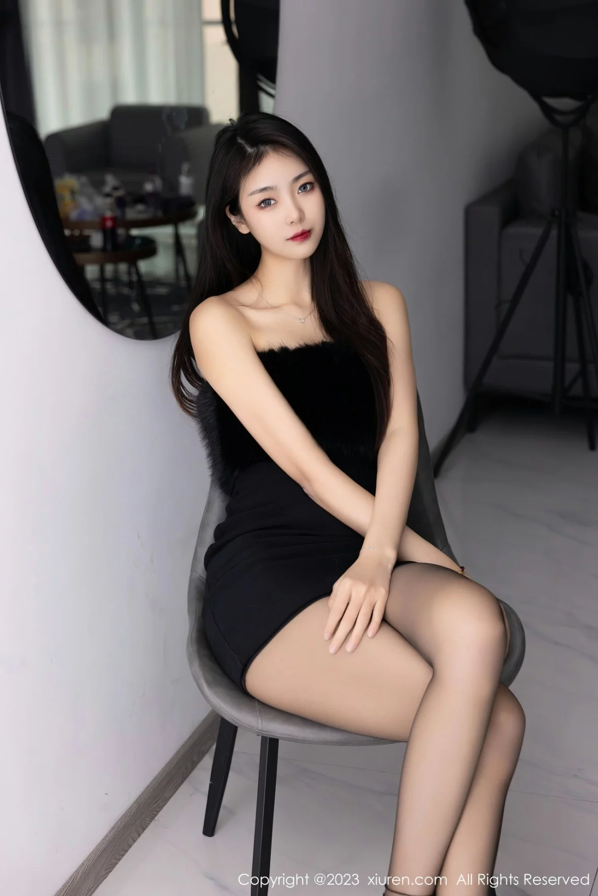 XiuRen第6275期_模特可乐Vicky黑色露肩连衣短裙配超薄黑丝秀苗条身材性感写真60P