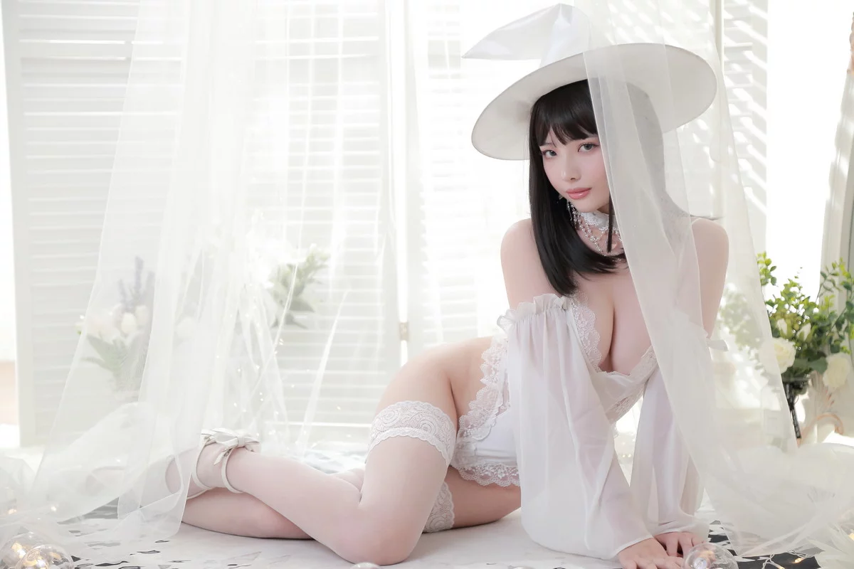 动漫博主雯妹不讲道理白女巫主题性感白色连体蕾丝内衣秀丰满身材诱惑写真34P