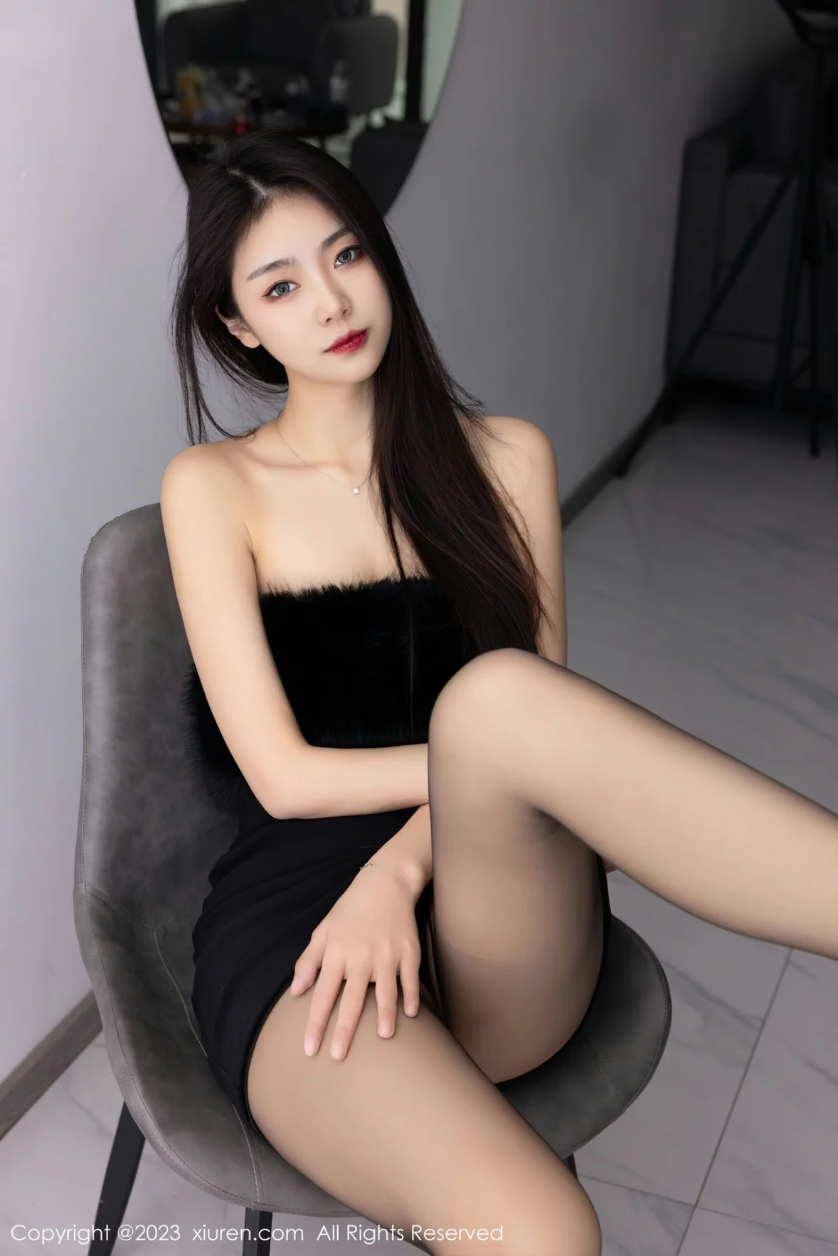 XiuRen第6275期_模特可乐Vicky黑色露肩连衣短裙配超薄黑丝秀苗条身材性感写真60P