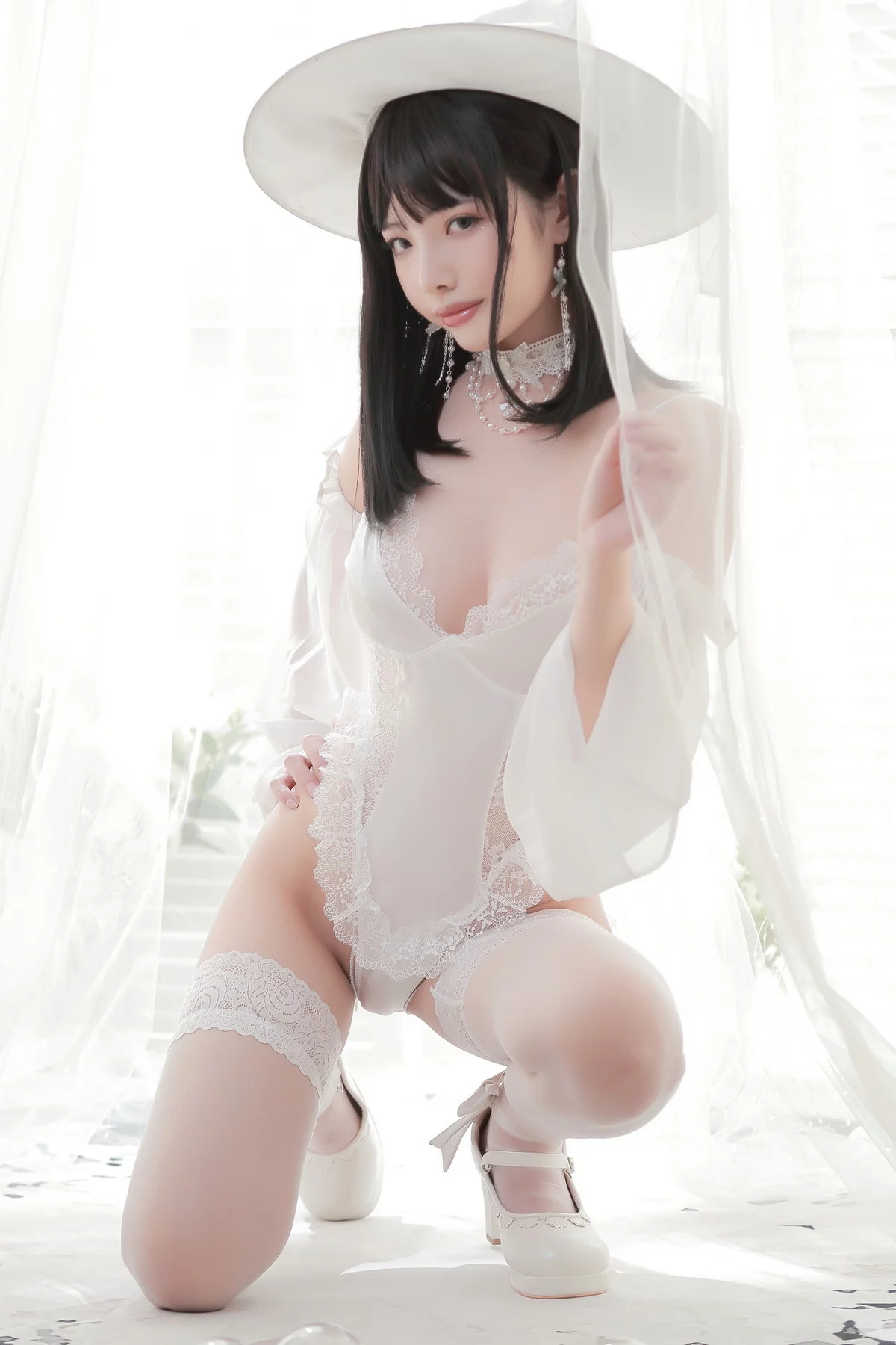 动漫博主雯妹不讲道理白女巫主题性感白色连体蕾丝内衣秀丰满身材诱惑写真34P