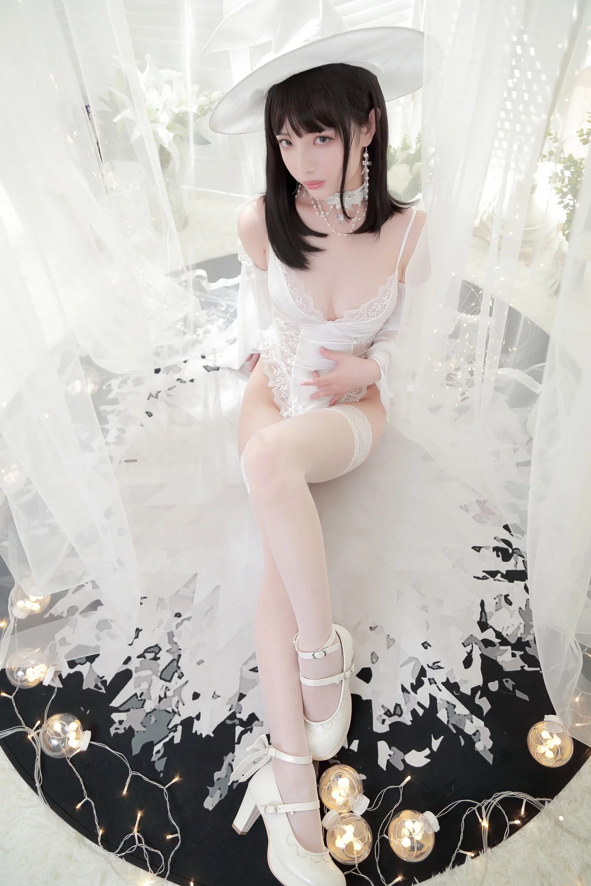 动漫博主雯妹不讲道理白女巫主题性感白色连体蕾丝内衣秀丰满身材诱惑写真34P