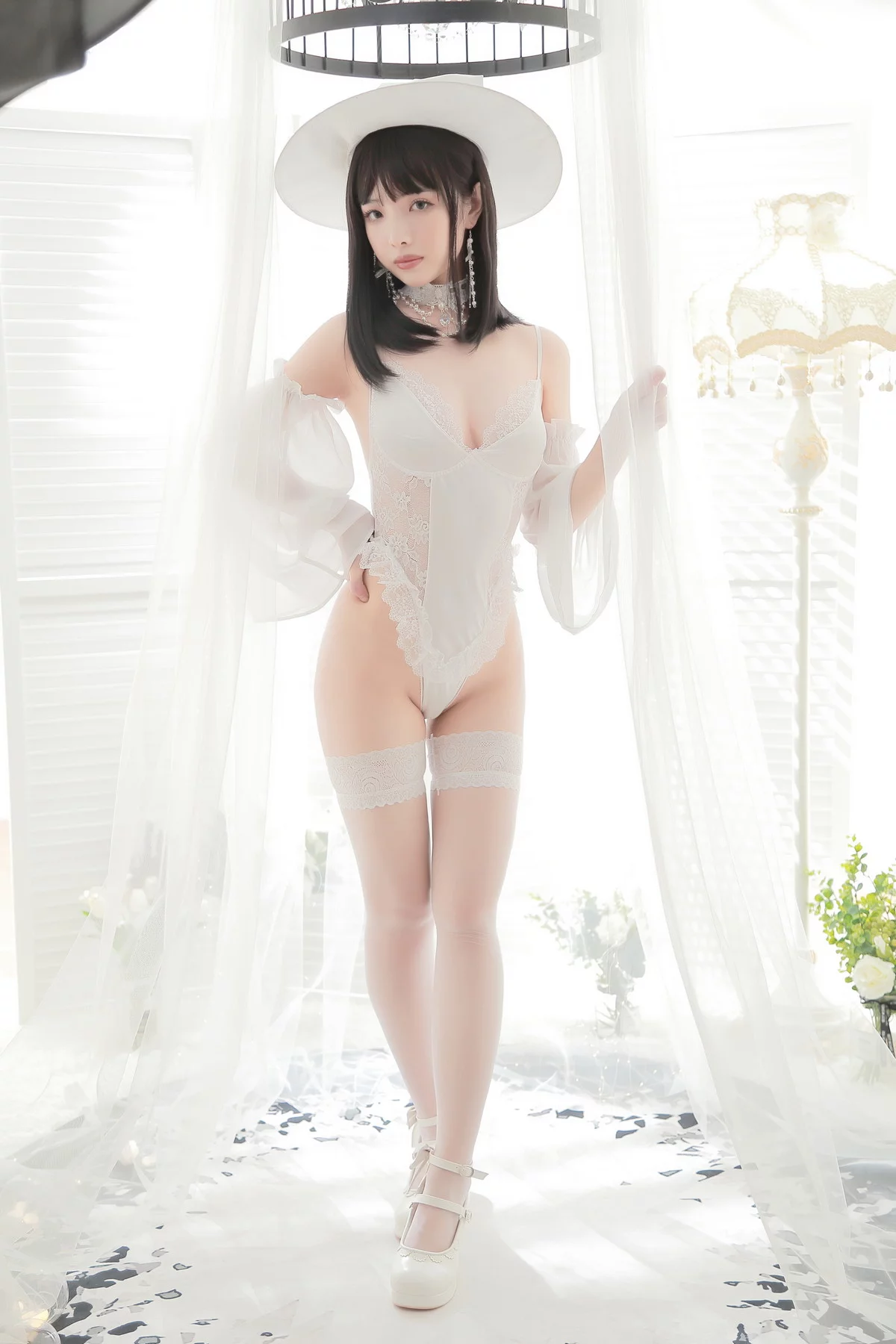 动漫博主雯妹不讲道理白女巫主题性感白色连体蕾丝内衣秀丰满身材诱惑写真34P