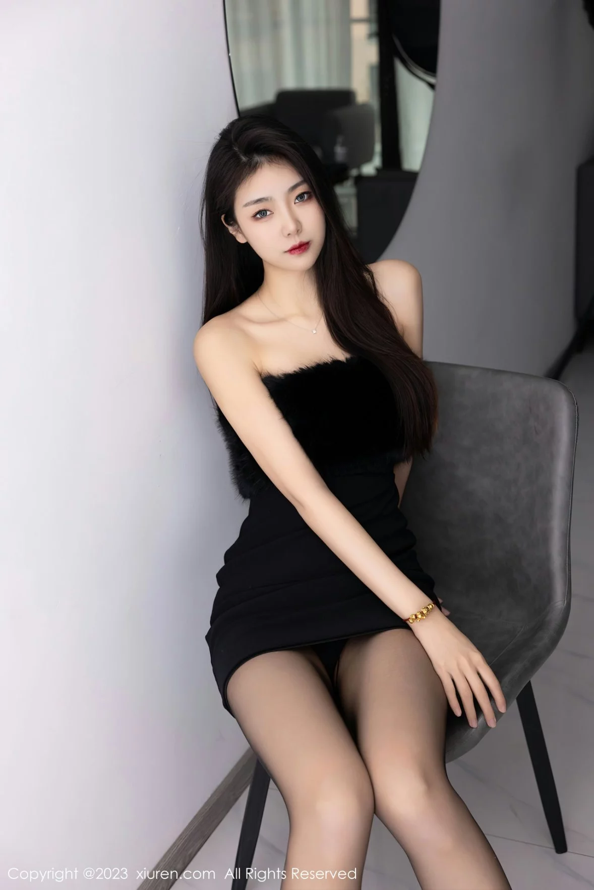 XiuRen第6275期_模特可乐Vicky黑色露肩连衣短裙配超薄黑丝秀苗条身材性感写真60P