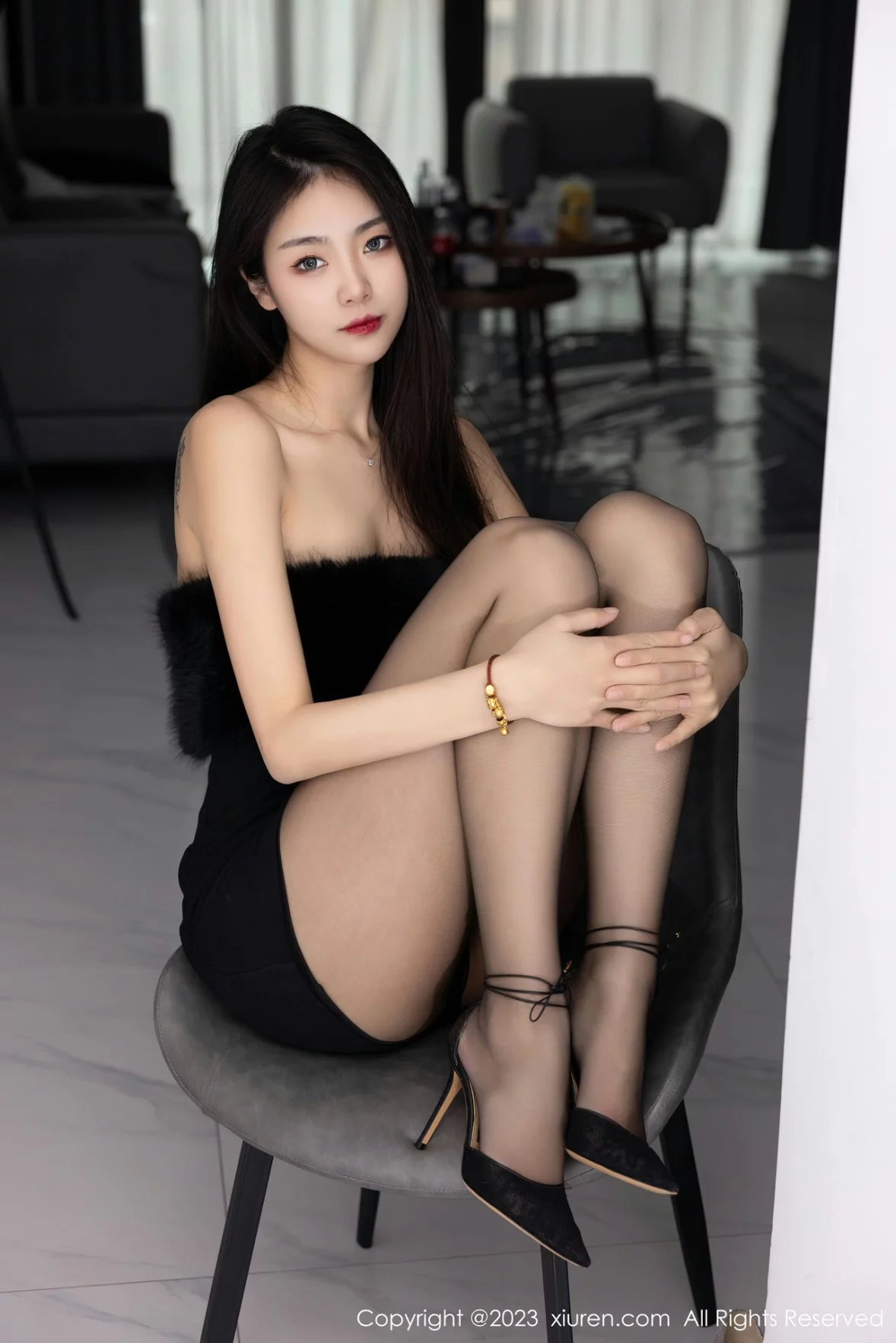 XiuRen第6275期_模特可乐Vicky黑色露肩连衣短裙配超薄黑丝秀苗条身材性感写真60P