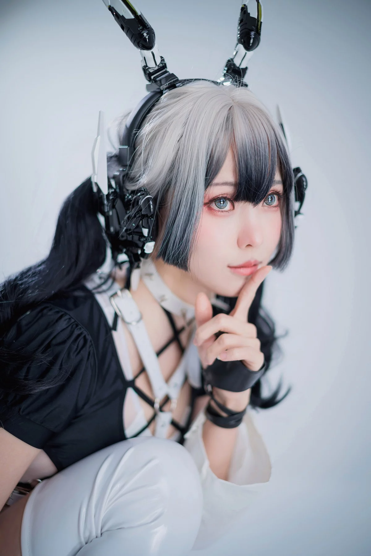 Coser妹子Ely_eee-CyberGirl Blanche主题私房性感高叉连体衣秀翘臀美腿诱惑写真42P