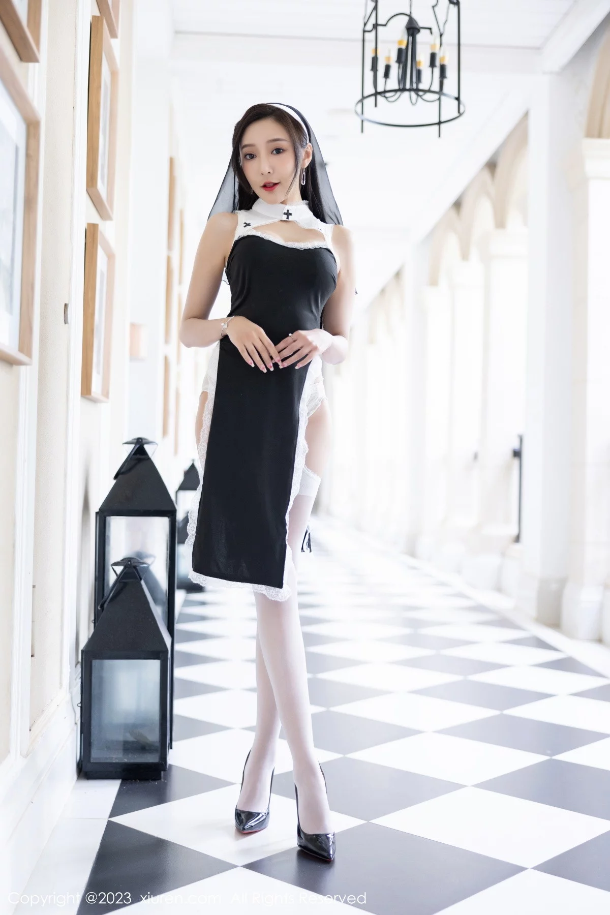XiuRen第6284期_女神王馨瑶yanni私房半脱露白色蕾丝内衣配白丝吊袜惹火诱惑写真81P
