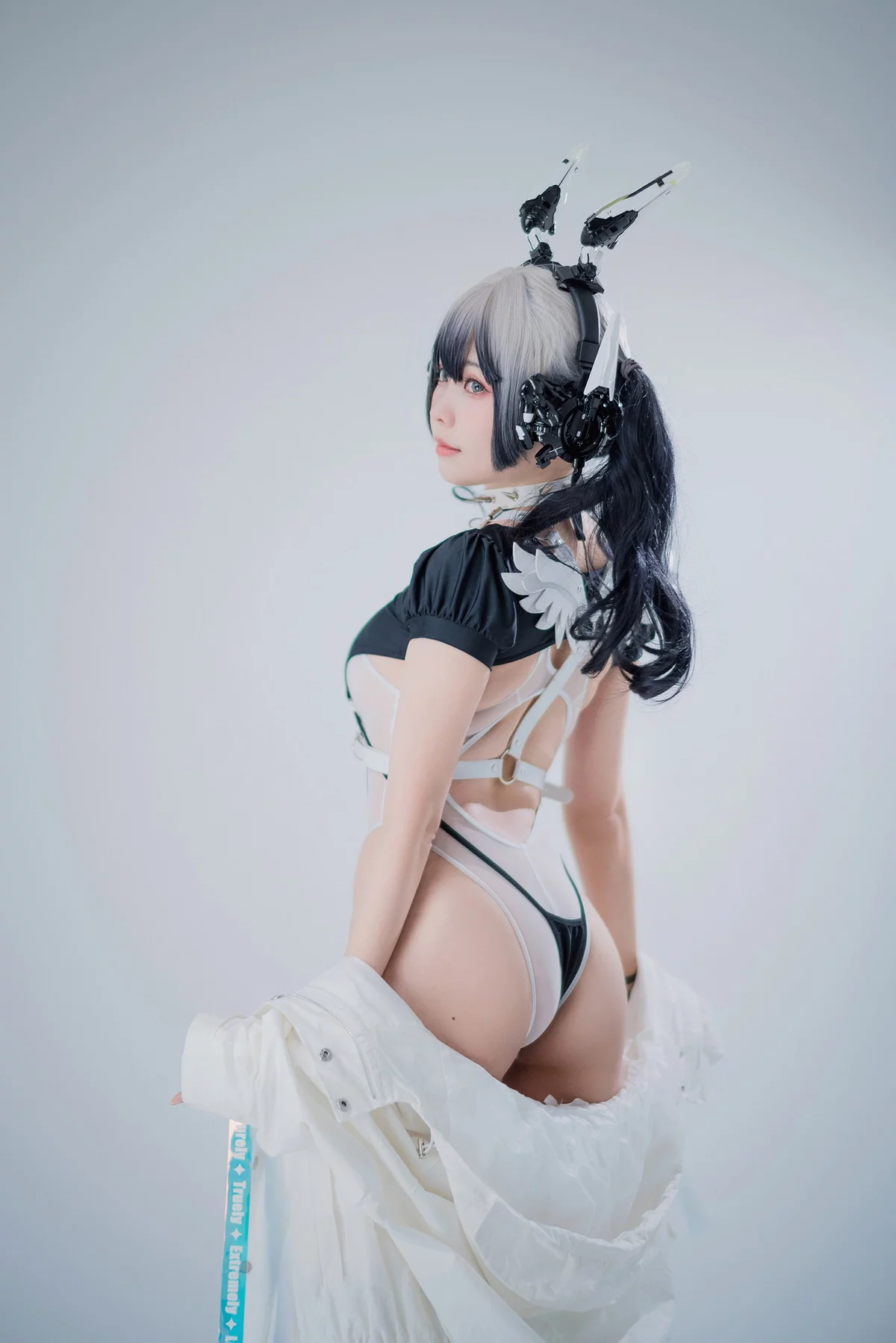 Coser妹子Ely_eee-CyberGirl Blanche主题私房性感高叉连体衣秀翘臀美腿诱惑写真42P