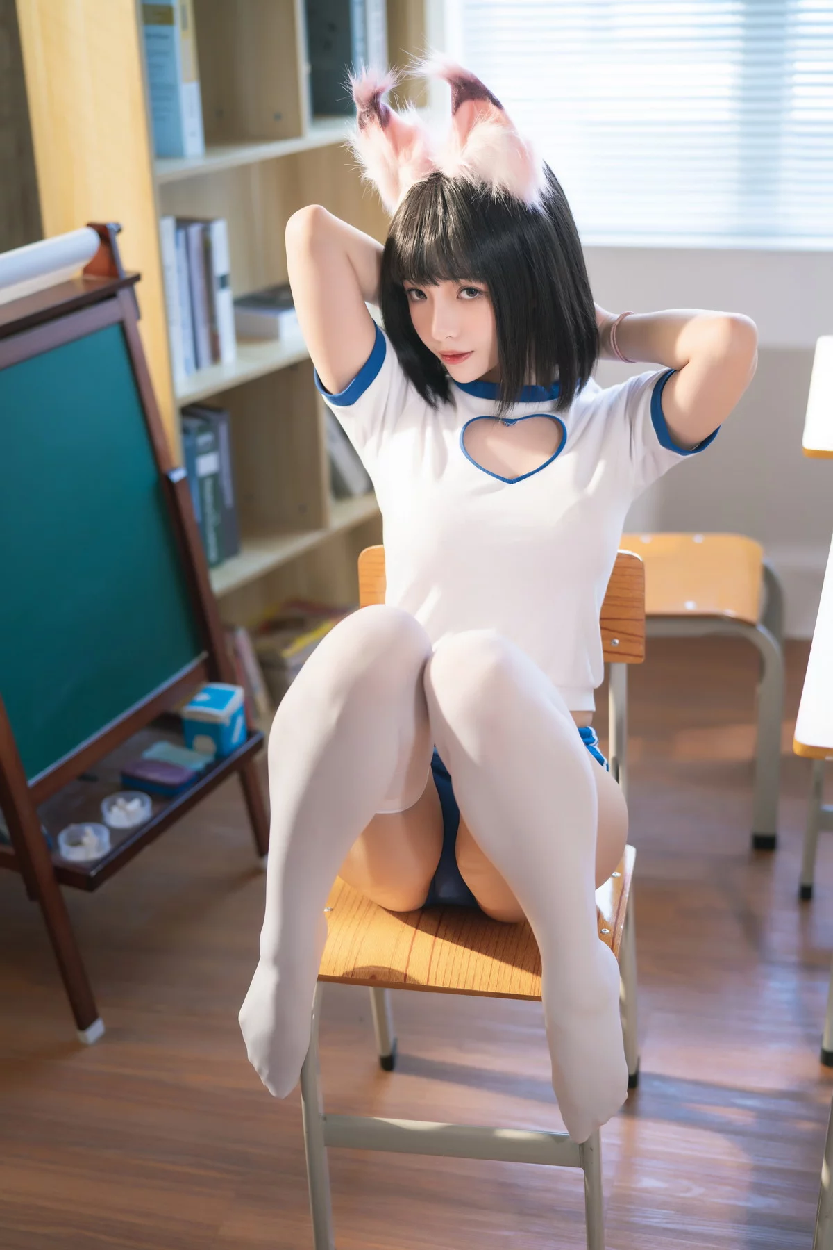 动漫博主雯妹不讲道理运动服猫咪主题教师性感白色运动装配白丝袜迷人诱惑写真30P