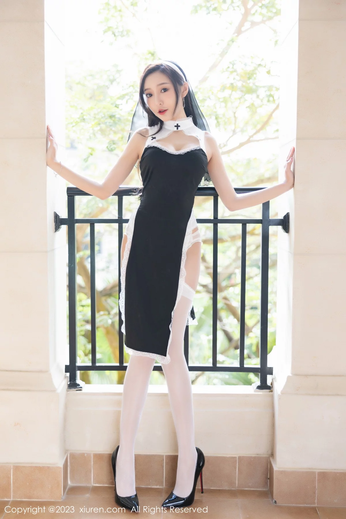 XiuRen第6284期_女神王馨瑶yanni私房半脱露白色蕾丝内衣配白丝吊袜惹火诱惑写真81P