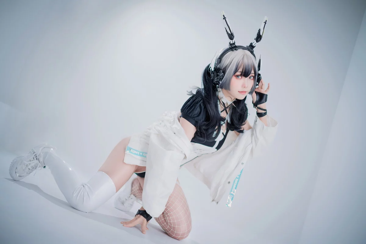 Coser妹子Ely_eee-CyberGirl Blanche主题私房性感高叉连体衣秀翘臀美腿诱惑写真42P