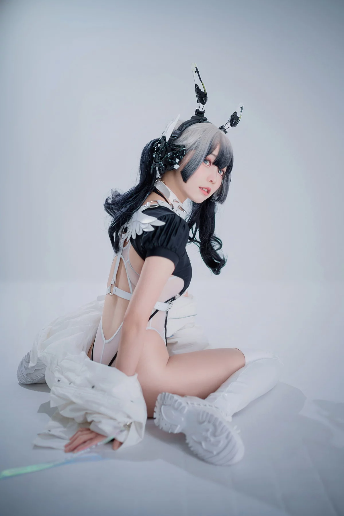 Coser妹子Ely_eee-CyberGirl Blanche主题私房性感高叉连体衣秀翘臀美腿诱惑写真42P
