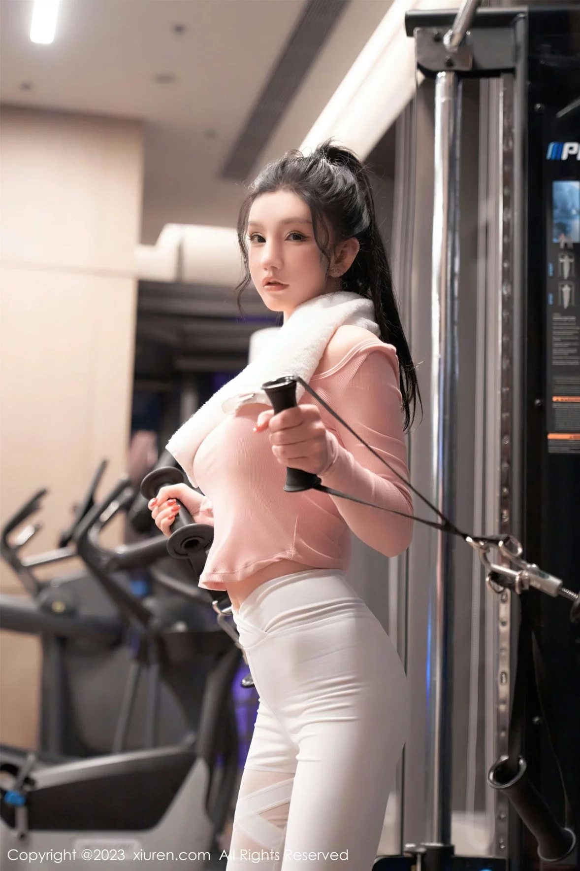 XiuRen第6285期_女神周于希Sally澳门旅拍健身少女主题超薄肉丝秀翘臀诱惑写真80P