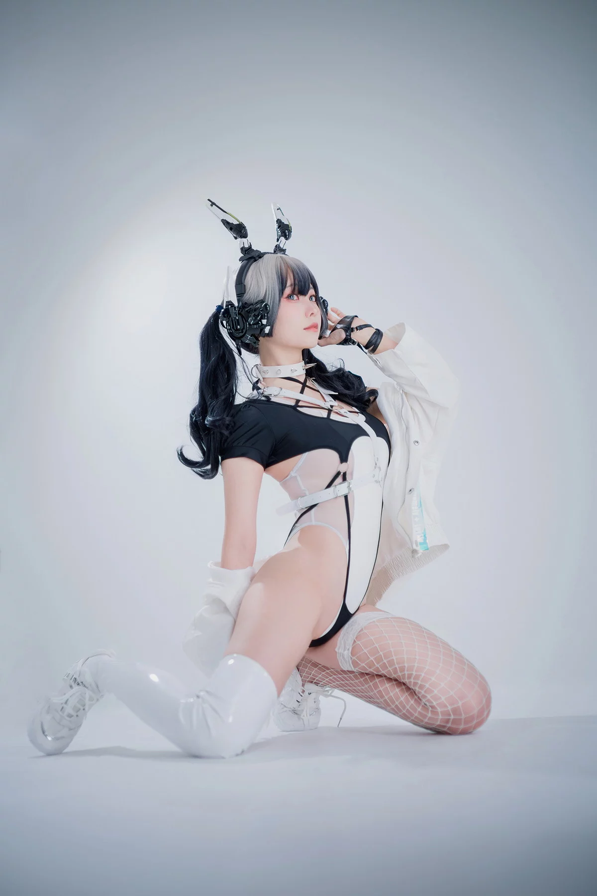 Coser妹子Ely_eee-CyberGirl Blanche主题私房性感高叉连体衣秀翘臀美腿诱惑写真42P