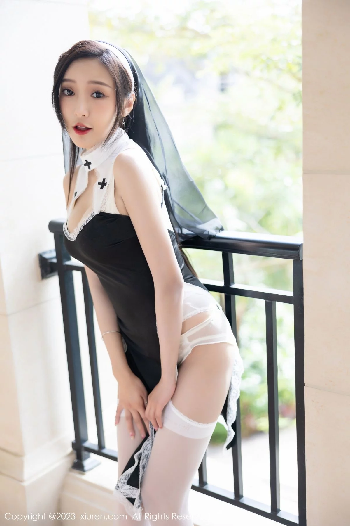 XiuRen第6284期_女神王馨瑶yanni私房半脱露白色蕾丝内衣配白丝吊袜惹火诱惑写真81P