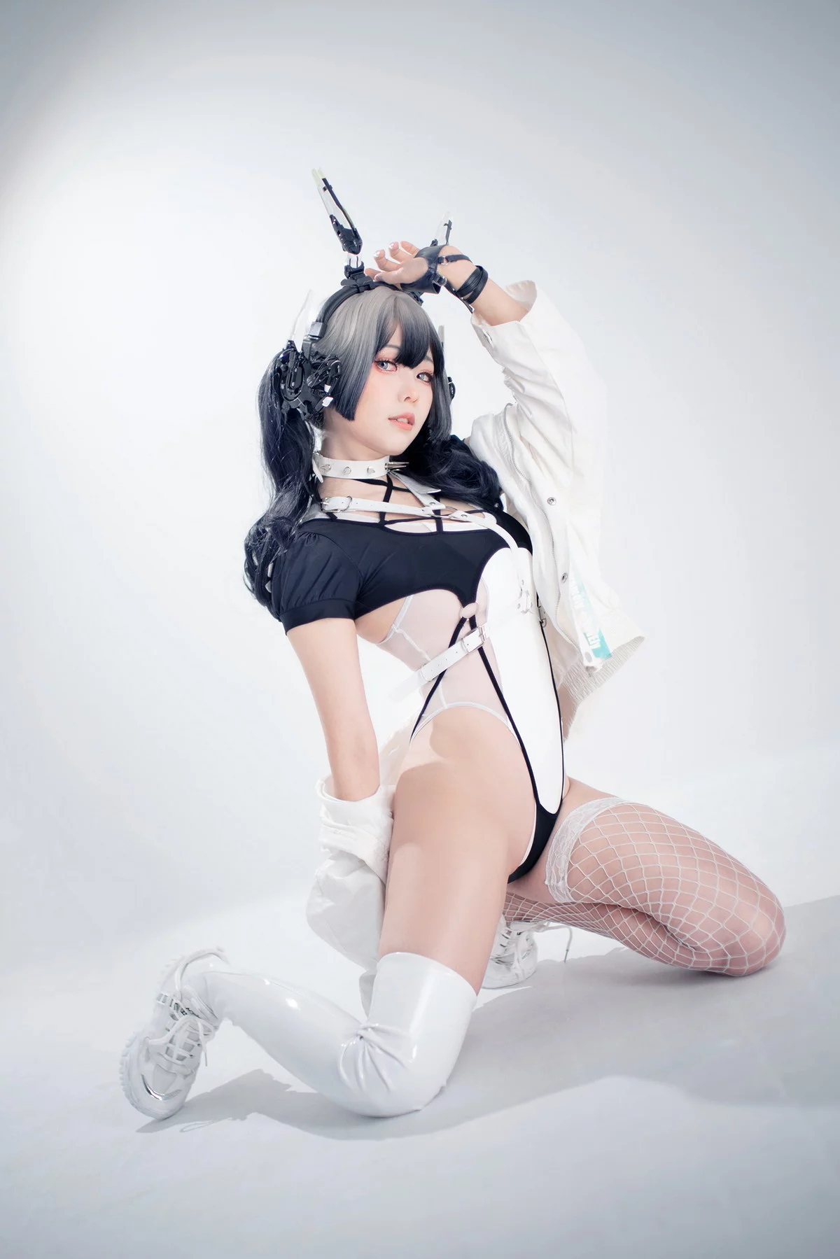 Coser妹子Ely_eee-CyberGirl Blanche主题私房性感高叉连体衣秀翘臀美腿诱惑写真42P