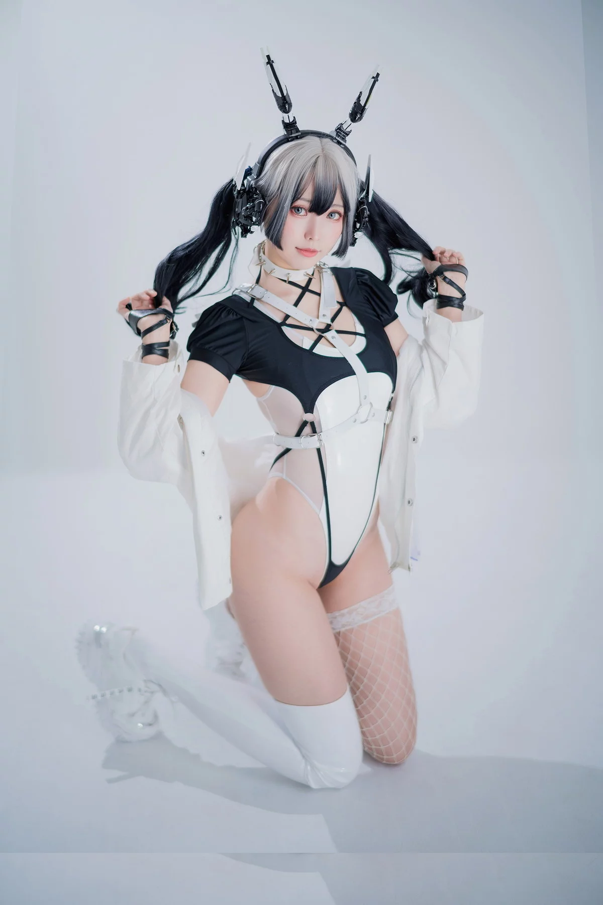 Coser妹子Ely_eee-CyberGirl Blanche主题私房性感高叉连体衣秀翘臀美腿诱惑写真42P