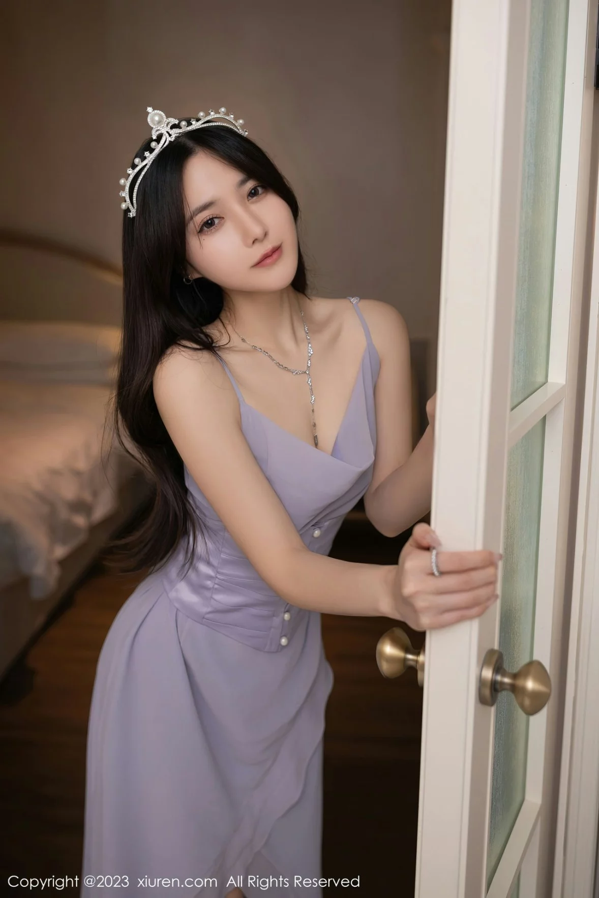XiuRen第6286期_模特鱼子酱Fish生日篇主题紫灰色连衣长裙秀曼妙身姿迷人写真83P