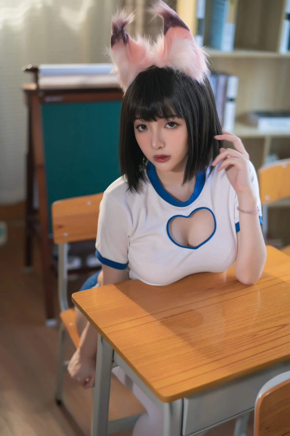 动漫博主雯妹不讲道理运动服猫咪主题教师性感白色运动装配白丝袜迷人诱惑写真30P