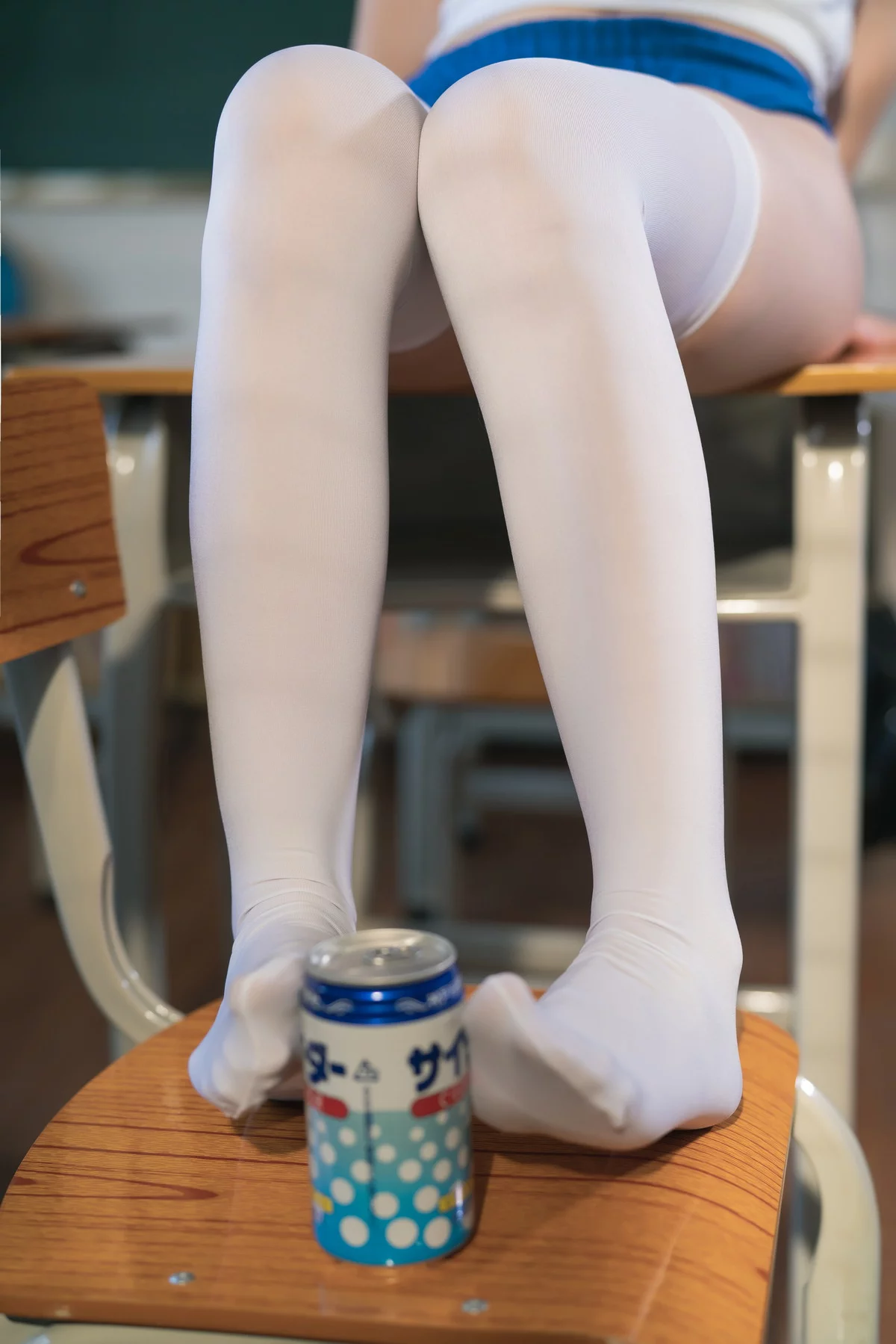 动漫博主雯妹不讲道理运动服猫咪主题教师性感白色运动装配白丝袜迷人诱惑写真30P