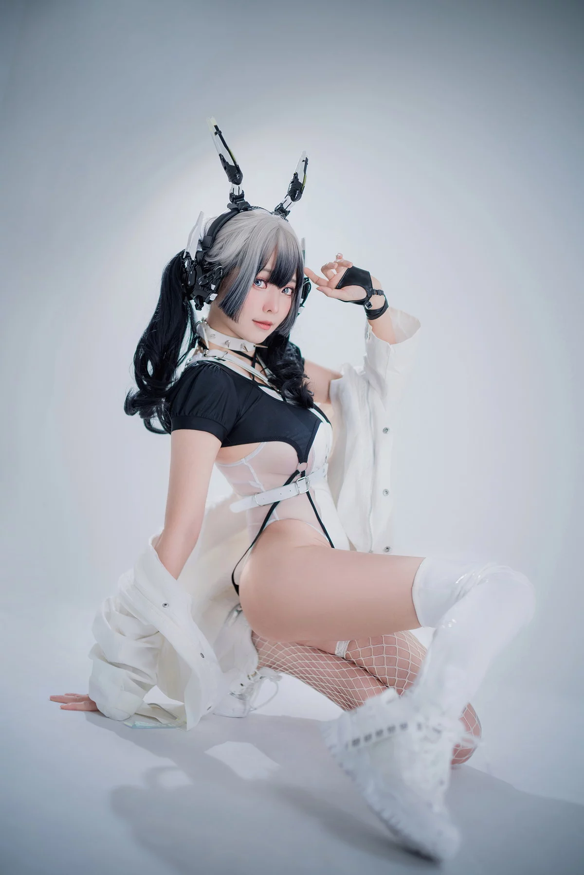 Coser妹子Ely_eee-CyberGirl Blanche主题私房性感高叉连体衣秀翘臀美腿诱惑写真42P