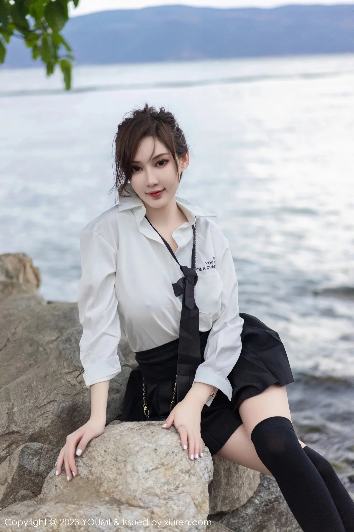 [YouMi尤蜜荟]Vol.903_女神Carol周妍希大理旅拍性感白T配黑短裙秀完美身材迷人写真100P