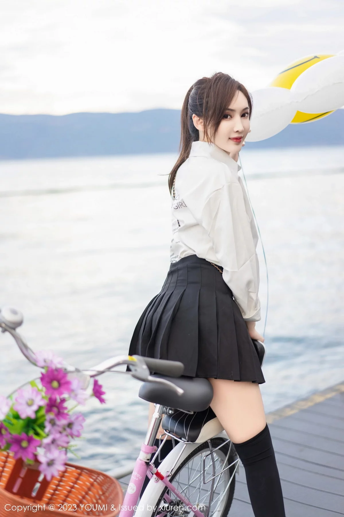 [YouMi尤蜜荟]Vol.903_女神Carol周妍希大理旅拍性感白T配黑短裙秀完美身材迷人写真100P