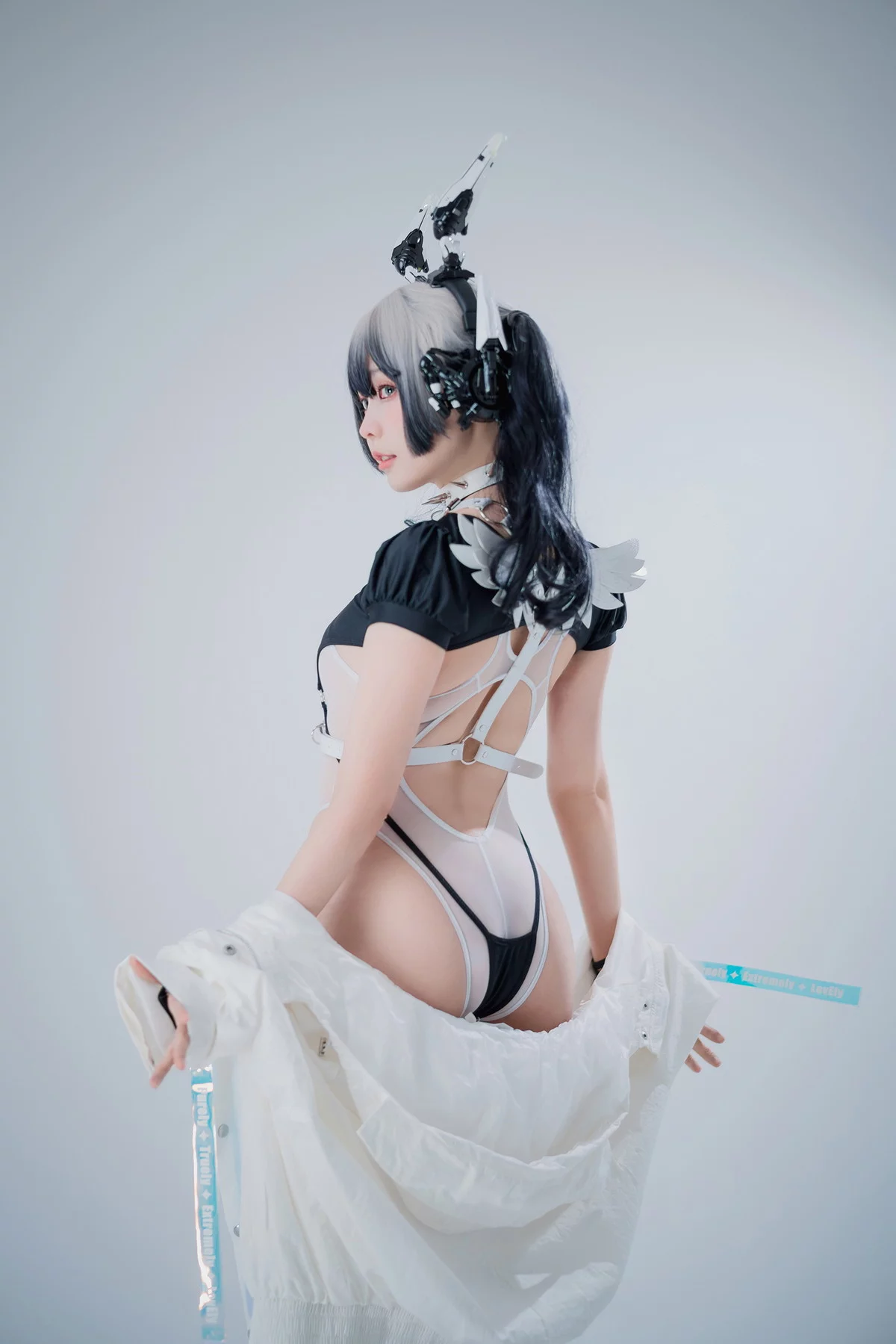 Coser妹子Ely_eee-CyberGirl Blanche主题私房性感高叉连体衣秀翘臀美腿诱惑写真42P